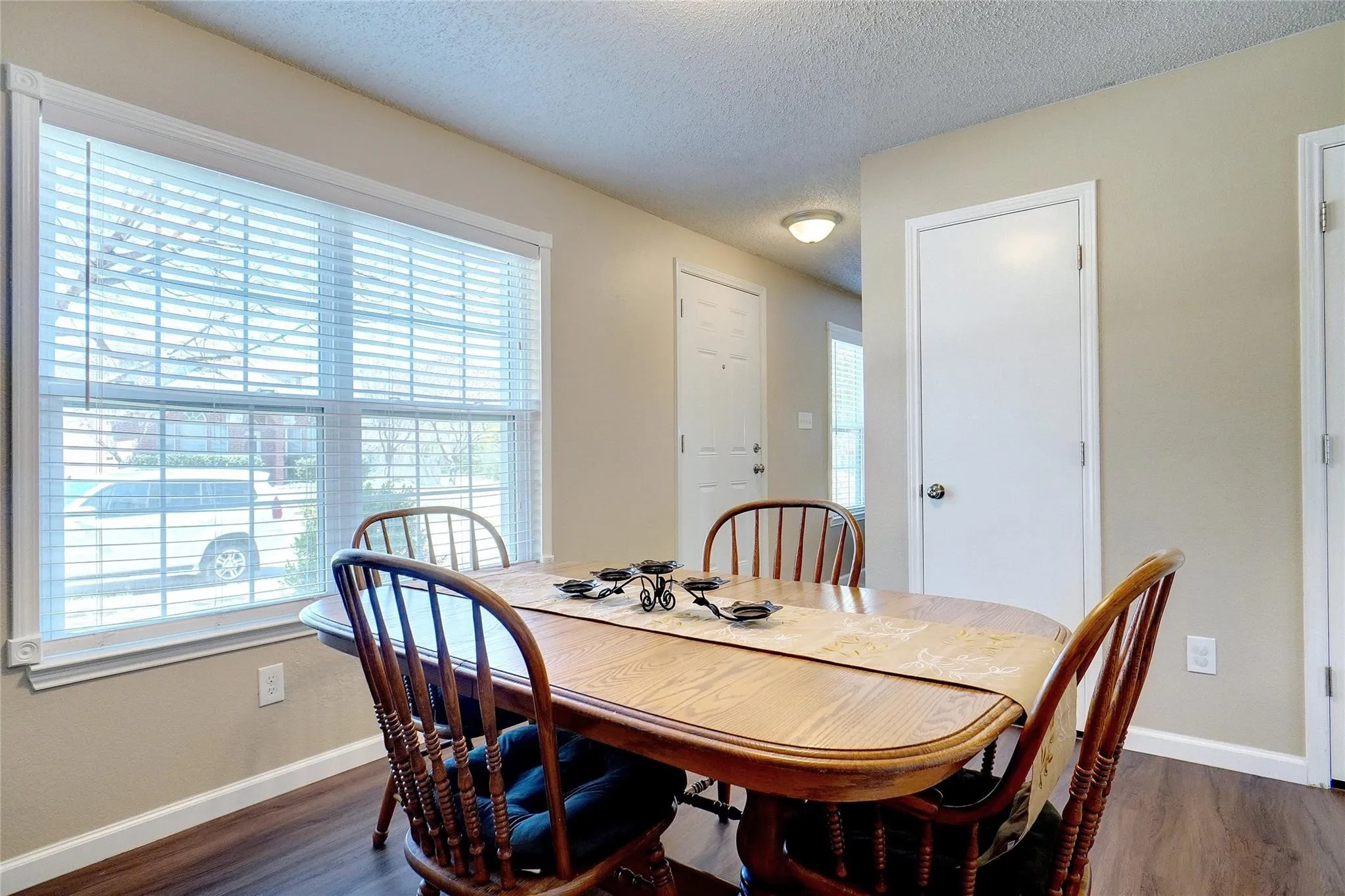 Single Family Residence For Rent in Denton County , 1703 Creekpoint Drive, Lewisville, Texas 75067, 3 Bedrooms, 3 Bathrooms, 2 Garage spaces, 1,466 Sqft, built in 1994, Price $2,400, mls#21332696, Real Estate Agent in Lewisville, Homes For Rent in Denton county, Homes For Rent in Lewisville, Realtor in Lewisville Texas, Real Estate Brokerage Independent Realty Texas, Luminita Cordes Realtor