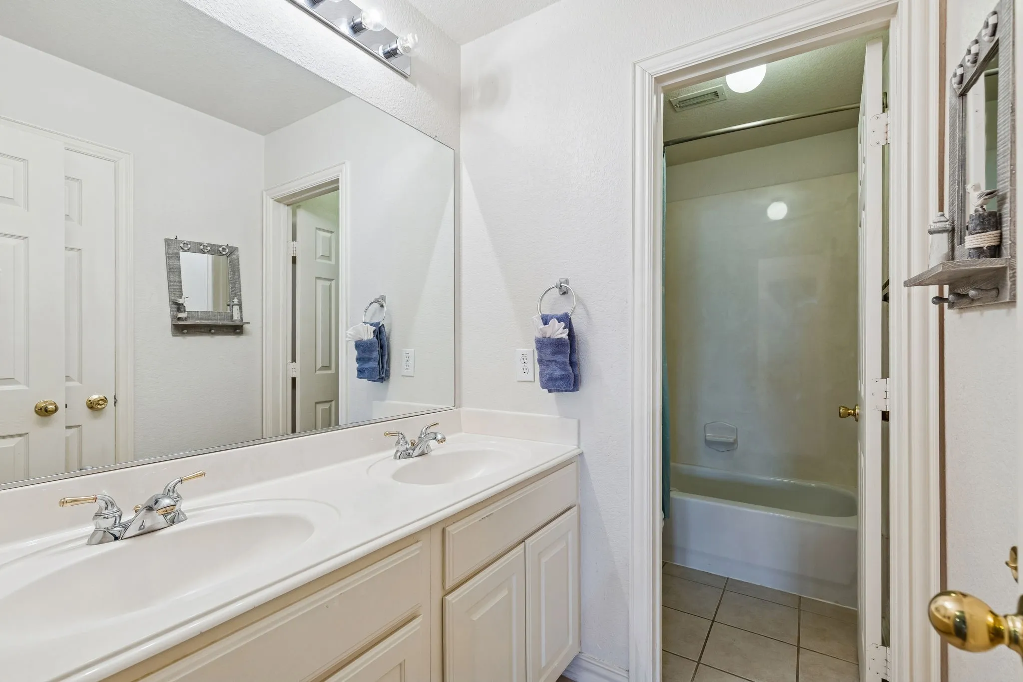 Single Family Residence For Sale in Dallas County , 1200 Cedar Valley Drive, Irving, Texas 75063, 5 Bedroom, 4 Bathroom, 2 Garage spaces, 4,041 Sqft, built in 2002, mls#21343567, Real Estate Agent in Irving, Homes For Sale in Dallas county, Homes For Sale in Irving, Realtor in Irving Texas, Real Estate Brokerage Independent Realty Texas, Luminita Cordes Realtor