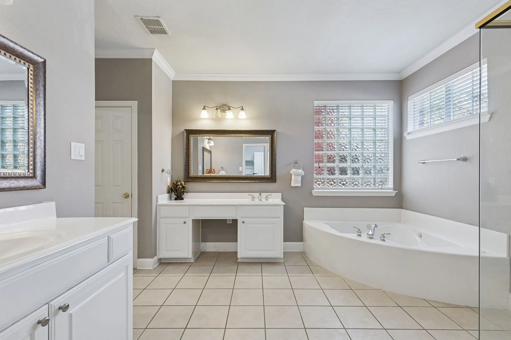 Single Family Residence For Sale in Dallas County , 1200 Cedar Valley Drive, Irving, Texas 75063, 5 Bedroom, 4 Bathroom, 2 Garage spaces, 4,041 Sqft, built in 2002, mls#21343567, Real Estate Agent in Irving, Homes For Sale in Dallas county, Homes For Sale in Irving, Realtor in Irving Texas, Real Estate Brokerage Independent Realty Texas, Luminita Cordes Realtor