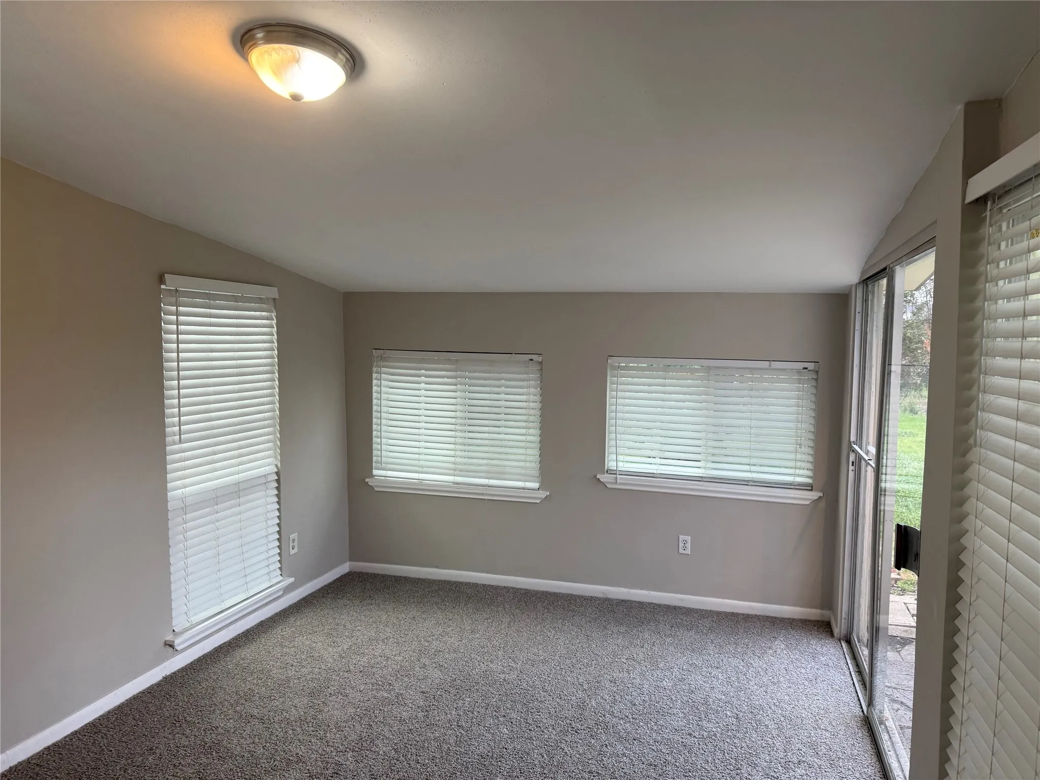 Single Family Residence For Rent in Dallas County , 2439 Maverick Avenue, Dallas, Texas 75228, 4 Bedroom, 2 Bathroom, Garage spaces, 1,384 Sqft, built in 1954, mls#21343577, Real Estate Agent in Dallas, Homes For Rent in Dallas county, Homes For Rent in Dallas, Realtor in Dallas Texas, Real Estate Brokerage Independent Realty Texas, Luminita Cordes Realtor