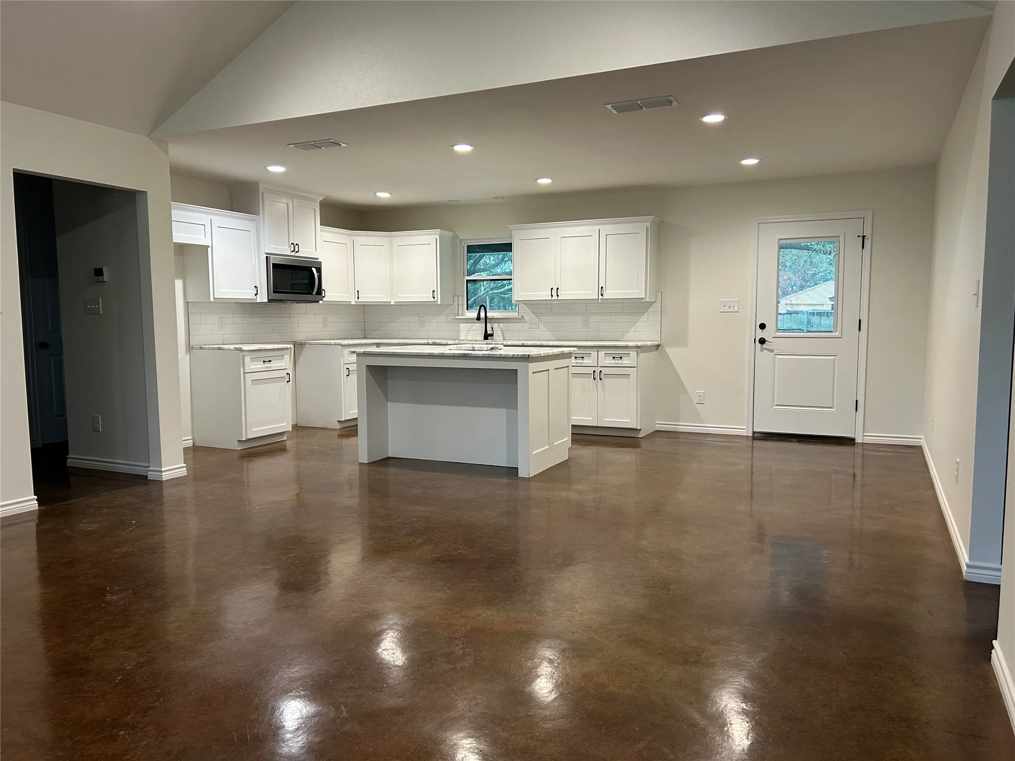 Single Family Residence For Rent in Johnson County , 405 S 6th Street, Grandview, Texas 76050, 3 Bedroom, 2 Bathroom, 2 Garage spaces, 1,756 Sqft, built in 2024, mls#21343581, Real Estate Agent in Grandview, Homes For Rent in Johnson county, Homes For Rent in Grandview, Realtor in Grandview Texas, Real Estate Brokerage Independent Realty Texas, Luminita Cordes Realtor
