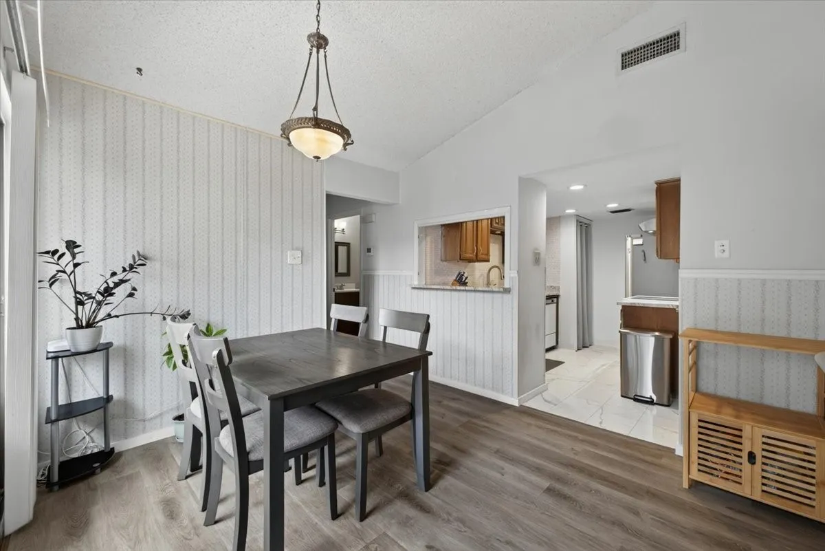 Townhouse For Sale in Dallas County , 2802 Southern Cross Drive, Garland, Texas 75044, 2 Bedroom, 2 Bathroom, 1 Garage spaces, 1,014 Sqft, built in 1977, mls#21343608, Real Estate Agent in Garland, Homes For Sale in Dallas county, Homes For Sale in Garland, Realtor in Garland Texas, Real Estate Brokerage Independent Realty Texas, Luminita Cordes Realtor