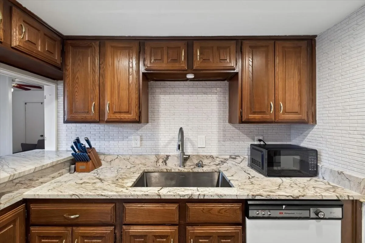 Townhouse For Sale in Dallas County , 2802 Southern Cross Drive, Garland, Texas 75044, 2 Bedroom, 2 Bathroom, 1 Garage spaces, 1,014 Sqft, built in 1977, mls#21343608, Real Estate Agent in Garland, Homes For Sale in Dallas county, Homes For Sale in Garland, Realtor in Garland Texas, Real Estate Brokerage Independent Realty Texas, Luminita Cordes Realtor