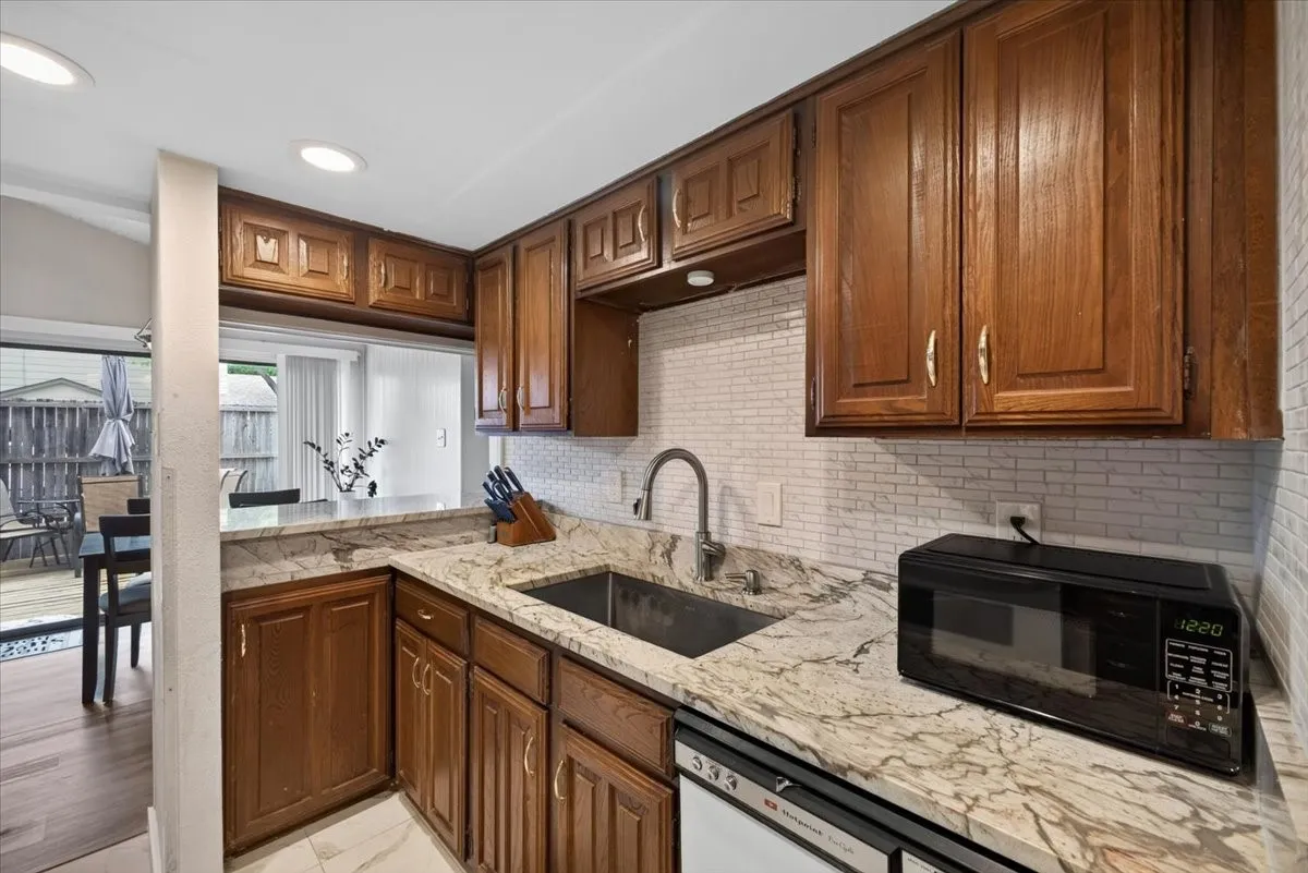 Townhouse For Sale in Dallas County , 2802 Southern Cross Drive, Garland, Texas 75044, 2 Bedroom, 2 Bathroom, 1 Garage spaces, 1,014 Sqft, built in 1977, mls#21343608, Real Estate Agent in Garland, Homes For Sale in Dallas county, Homes For Sale in Garland, Realtor in Garland Texas, Real Estate Brokerage Independent Realty Texas, Luminita Cordes Realtor