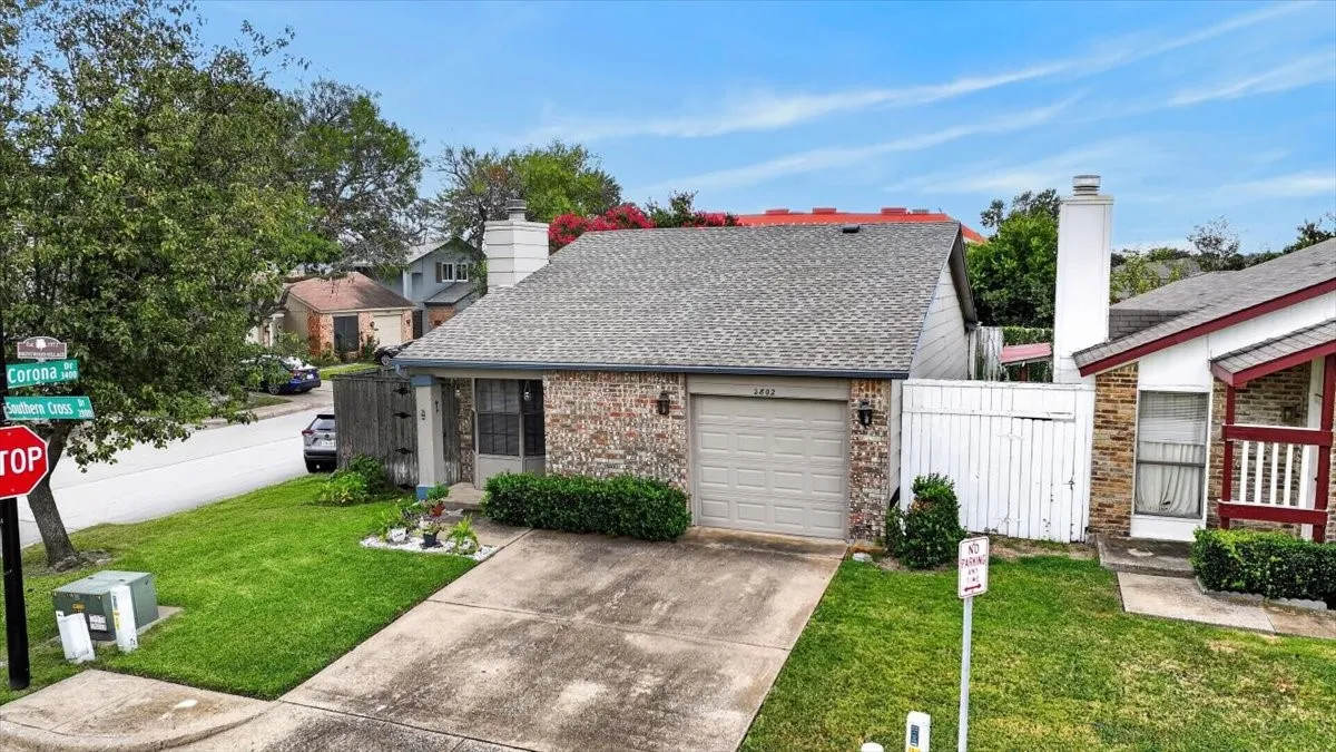 Townhouse For Sale in Dallas County , 2802 Southern Cross Drive, Garland, Texas 75044, 2 Bedroom, 2 Bathroom, 1 Garage spaces, 1,014 Sqft, built in 1977, mls#21343608, Real Estate Agent in Garland, Homes For Sale in Dallas county, Homes For Sale in Garland, Realtor in Garland Texas, Real Estate Brokerage Independent Realty Texas, Luminita Cordes Realtor