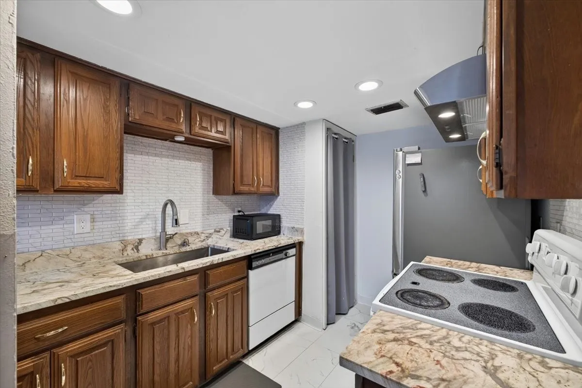 Townhouse For Sale in Dallas County , 2802 Southern Cross Drive, Garland, Texas 75044, 2 Bedroom, 2 Bathroom, 1 Garage spaces, 1,014 Sqft, built in 1977, mls#21343608, Real Estate Agent in Garland, Homes For Sale in Dallas county, Homes For Sale in Garland, Realtor in Garland Texas, Real Estate Brokerage Independent Realty Texas, Luminita Cordes Realtor