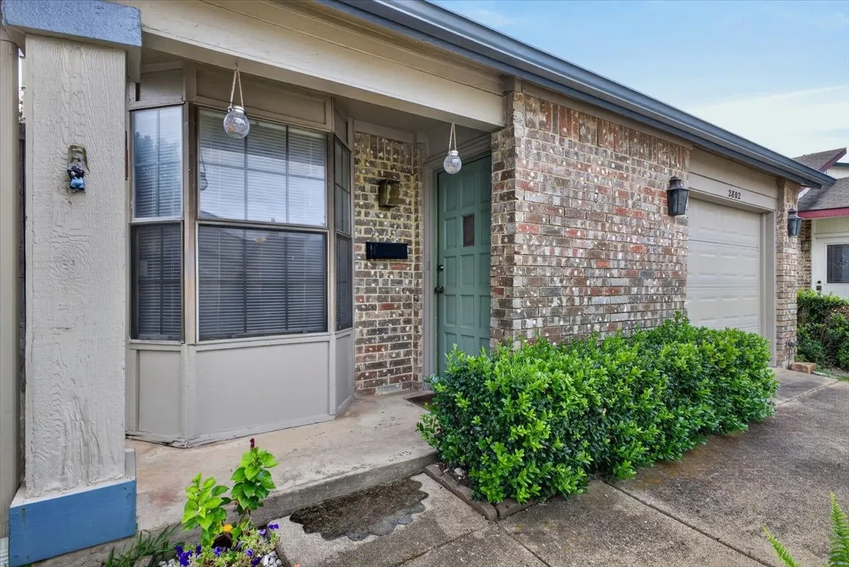 Townhouse For Sale in Dallas County , 2802 Southern Cross Drive, Garland, Texas 75044, 2 Bedroom, 2 Bathroom, 1 Garage spaces, 1,014 Sqft, built in 1977, mls#21343608, Real Estate Agent in Garland, Homes For Sale in Dallas county, Homes For Sale in Garland, Realtor in Garland Texas, Real Estate Brokerage Independent Realty Texas, Luminita Cordes Realtor