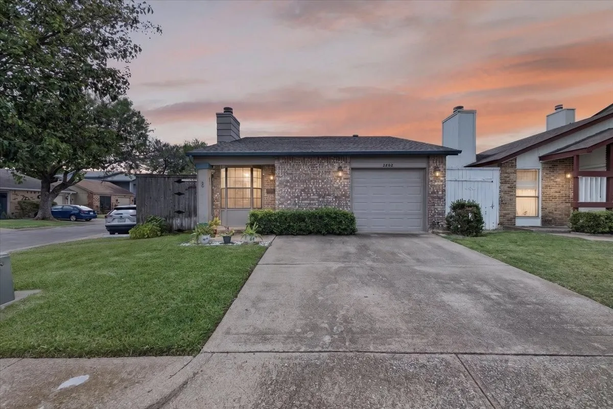 Townhouse For Sale in Dallas County , 2802 Southern Cross Drive, Garland, Texas 75044, 2 Bedroom, 2 Bathroom, 1 Garage spaces, 1,014 Sqft, built in 1977, mls#21343608, Real Estate Agent in Garland, Homes For Sale in Dallas county, Homes For Sale in Garland, Realtor in Garland Texas, Real Estate Brokerage Independent Realty Texas, Luminita Cordes Realtor
