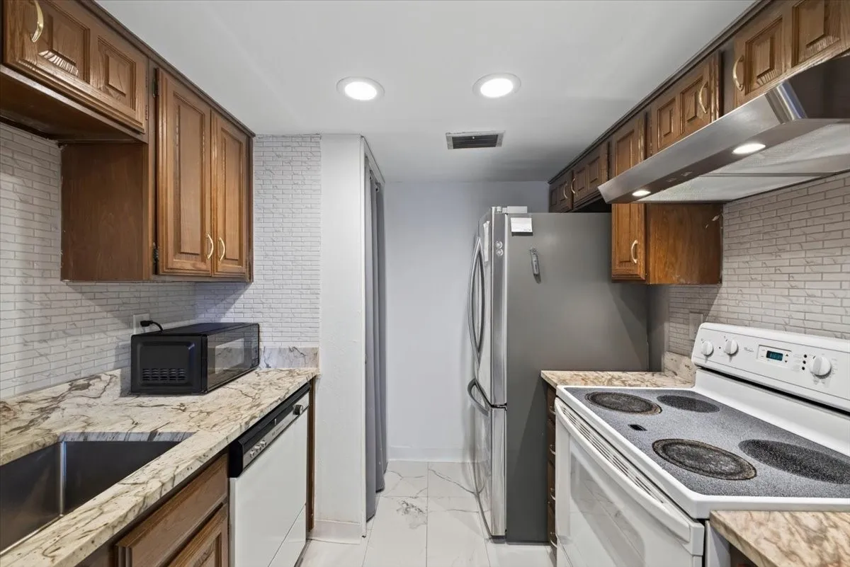 Townhouse For Sale in Dallas County , 2802 Southern Cross Drive, Garland, Texas 75044, 2 Bedroom, 2 Bathroom, 1 Garage spaces, 1,014 Sqft, built in 1977, mls#21343608, Real Estate Agent in Garland, Homes For Sale in Dallas county, Homes For Sale in Garland, Realtor in Garland Texas, Real Estate Brokerage Independent Realty Texas, Luminita Cordes Realtor