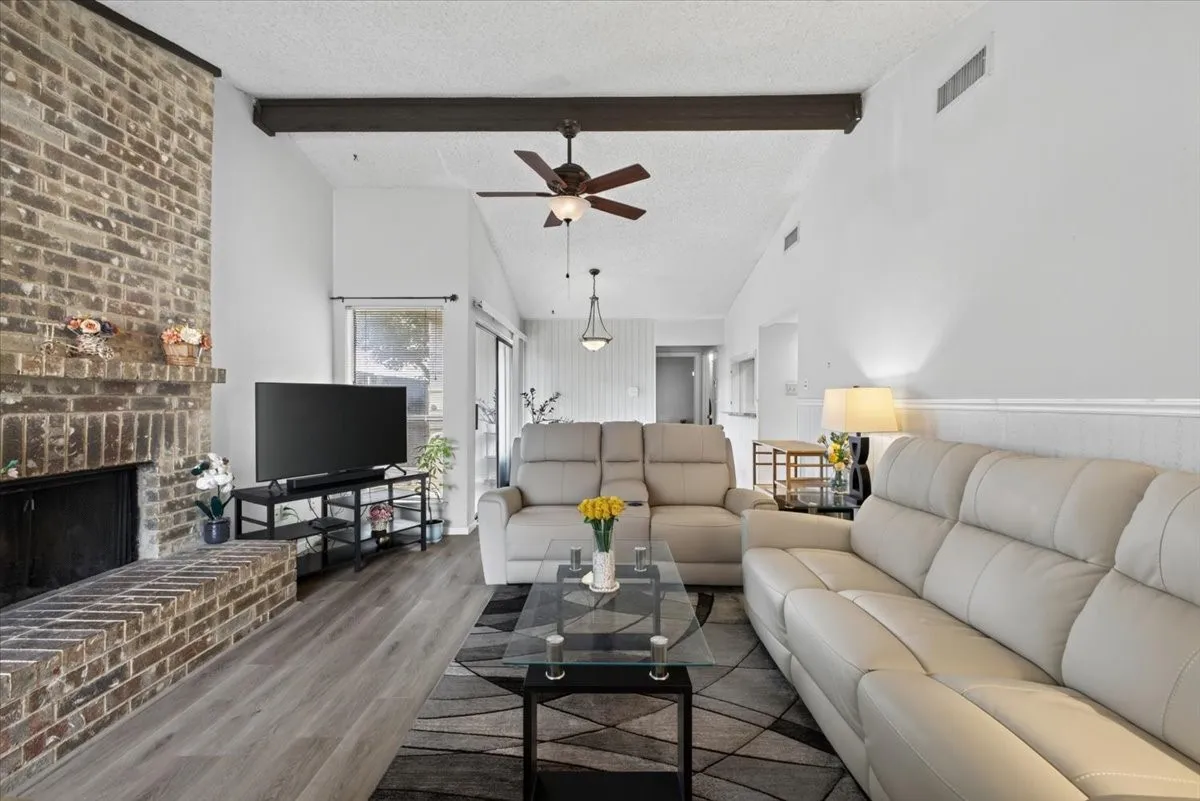 Townhouse For Sale in Dallas County , 2802 Southern Cross Drive, Garland, Texas 75044, 2 Bedroom, 2 Bathroom, 1 Garage spaces, 1,014 Sqft, built in 1977, mls#21343608, Real Estate Agent in Garland, Homes For Sale in Dallas county, Homes For Sale in Garland, Realtor in Garland Texas, Real Estate Brokerage Independent Realty Texas, Luminita Cordes Realtor