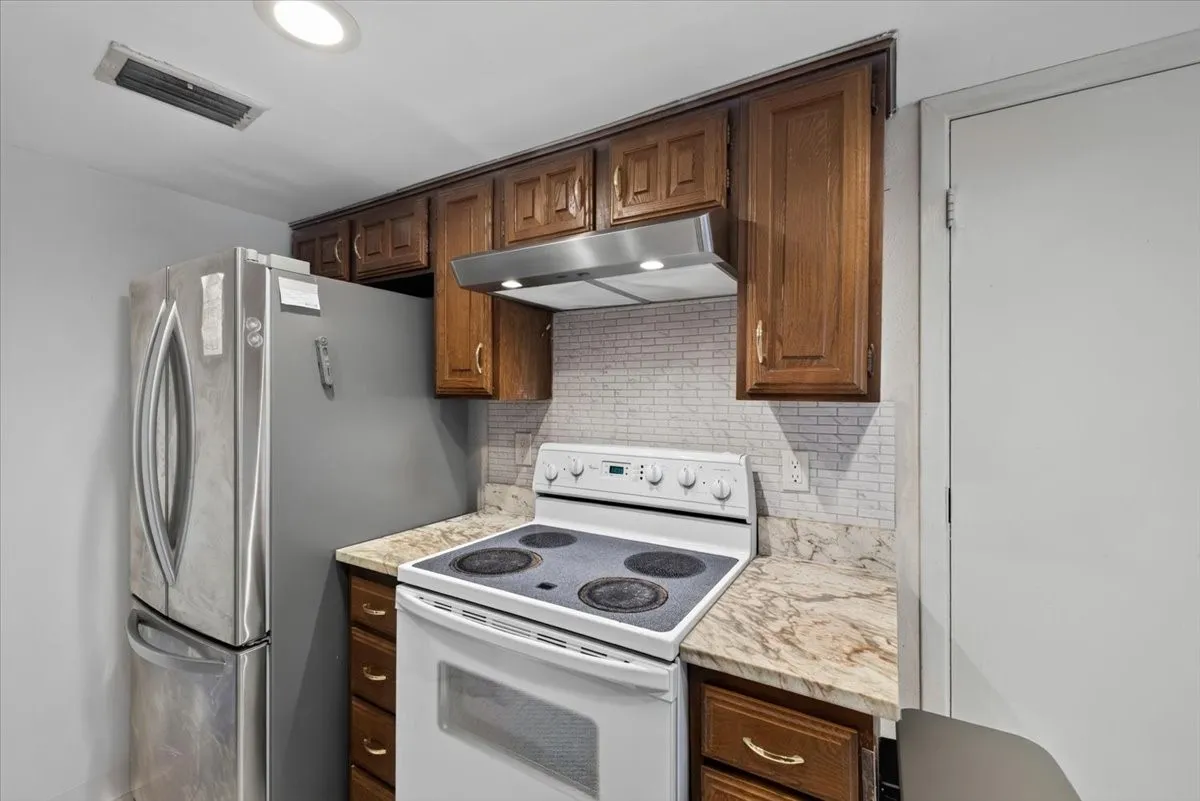 Townhouse For Sale in Dallas County , 2802 Southern Cross Drive, Garland, Texas 75044, 2 Bedroom, 2 Bathroom, 1 Garage spaces, 1,014 Sqft, built in 1977, mls#21343608, Real Estate Agent in Garland, Homes For Sale in Dallas county, Homes For Sale in Garland, Realtor in Garland Texas, Real Estate Brokerage Independent Realty Texas, Luminita Cordes Realtor