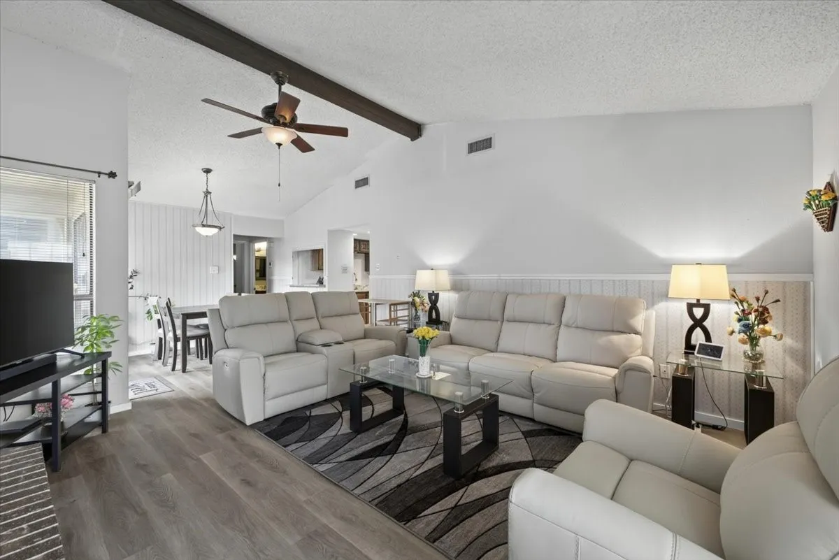 Townhouse For Sale in Dallas County , 2802 Southern Cross Drive, Garland, Texas 75044, 2 Bedroom, 2 Bathroom, 1 Garage spaces, 1,014 Sqft, built in 1977, mls#21343608, Real Estate Agent in Garland, Homes For Sale in Dallas county, Homes For Sale in Garland, Realtor in Garland Texas, Real Estate Brokerage Independent Realty Texas, Luminita Cordes Realtor