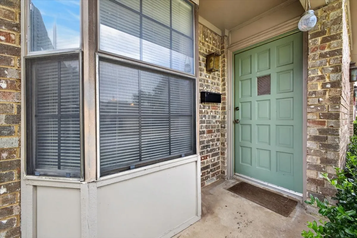 Townhouse For Sale in Dallas County , 2802 Southern Cross Drive, Garland, Texas 75044, 2 Bedroom, 2 Bathroom, 1 Garage spaces, 1,014 Sqft, built in 1977, mls#21343608, Real Estate Agent in Garland, Homes For Sale in Dallas county, Homes For Sale in Garland, Realtor in Garland Texas, Real Estate Brokerage Independent Realty Texas, Luminita Cordes Realtor