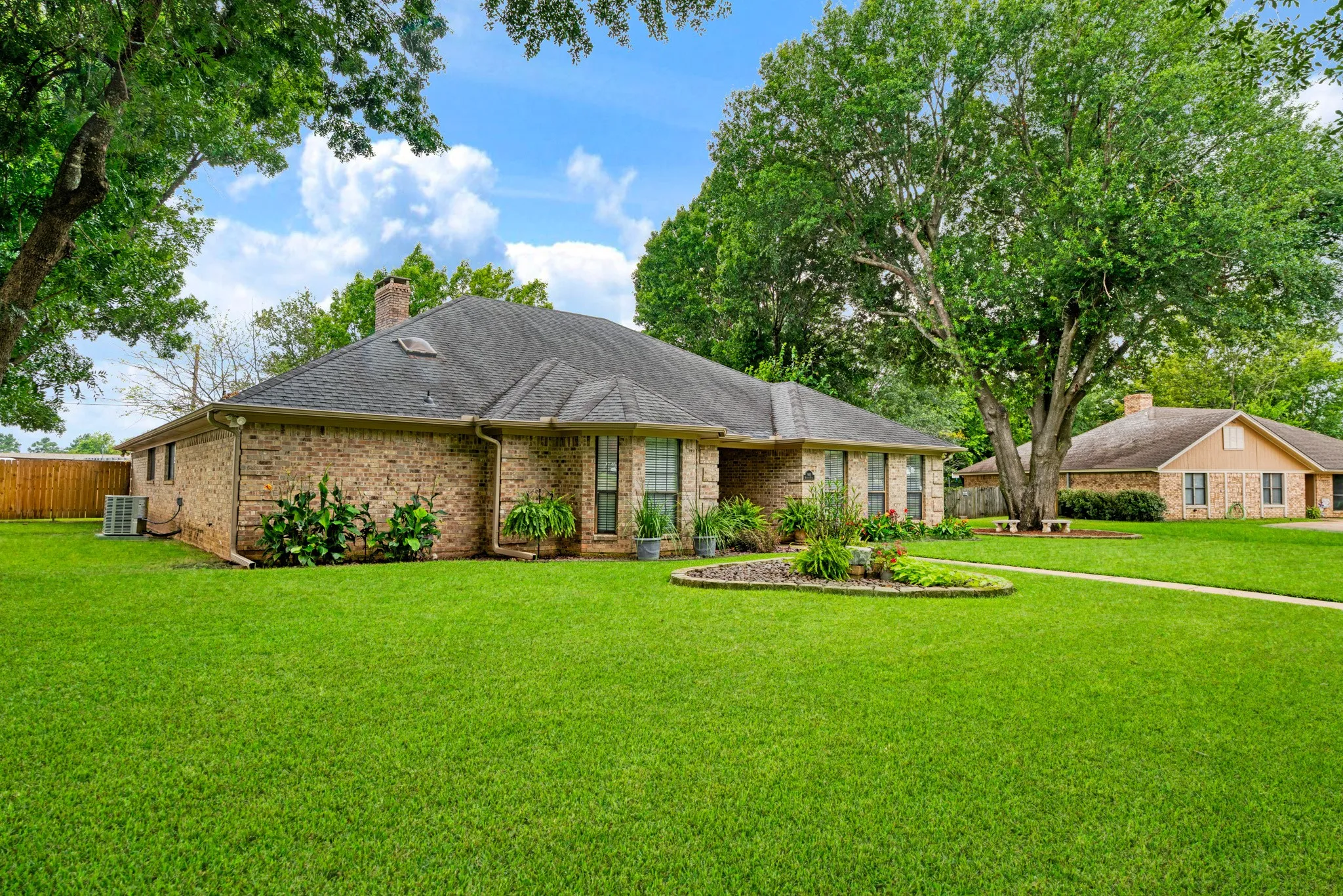 Single Family Residence For Sale in Lamar County , 940 Brandyn Place, Paris, Texas 75462, 4 Bedroom, 4 Bathroom, 3 Garage spaces, 3,366 Sqft, built in 1992, mls#21342212, Real Estate Agent in Paris, Homes For Sale in Lamar county, Homes For Sale in Paris, Realtor in Paris Texas, Real Estate Brokerage Independent Realty Texas, Luminita Cordes Realtor