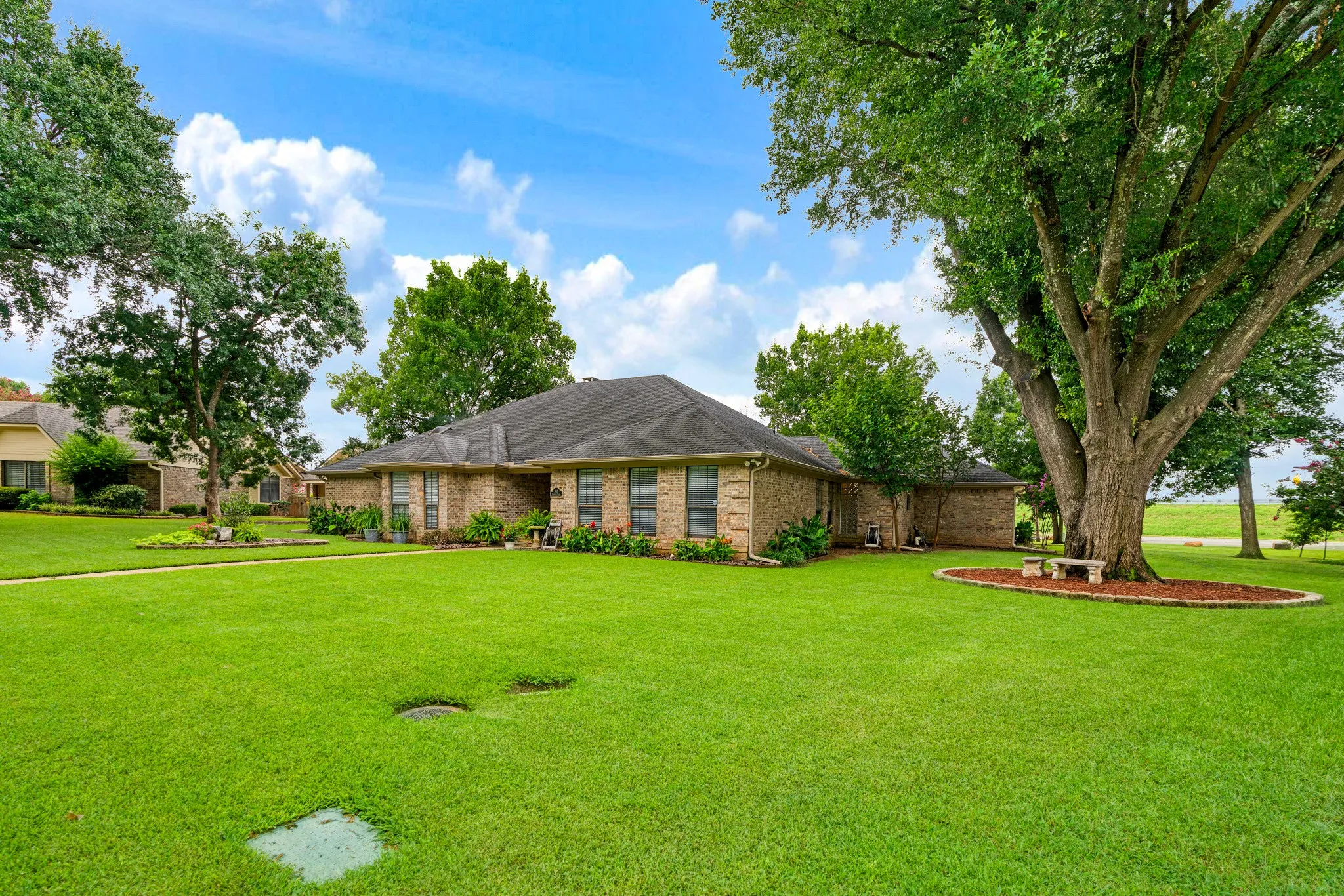 Single Family Residence For Sale in Lamar County , 940 Brandyn Place, Paris, Texas 75462, 4 Bedroom, 4 Bathroom, 3 Garage spaces, 3,366 Sqft, built in 1992, mls#21342212, Real Estate Agent in Paris, Homes For Sale in Lamar county, Homes For Sale in Paris, Realtor in Paris Texas, Real Estate Brokerage Independent Realty Texas, Luminita Cordes Realtor