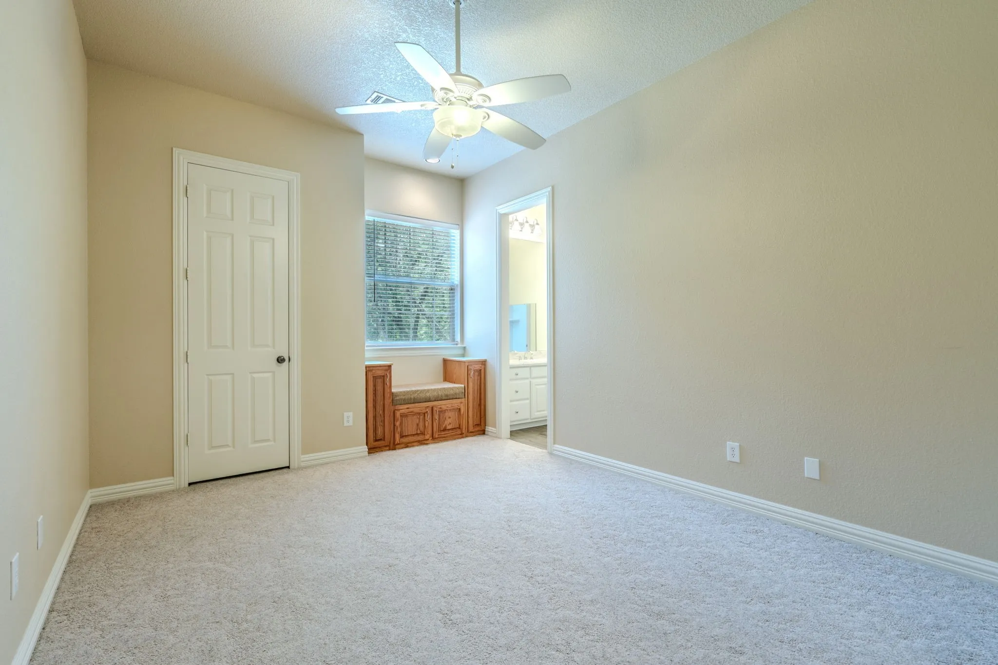 Bedroom 3 with built-in banquet seating, large window with natural light and huge walk-in closet.