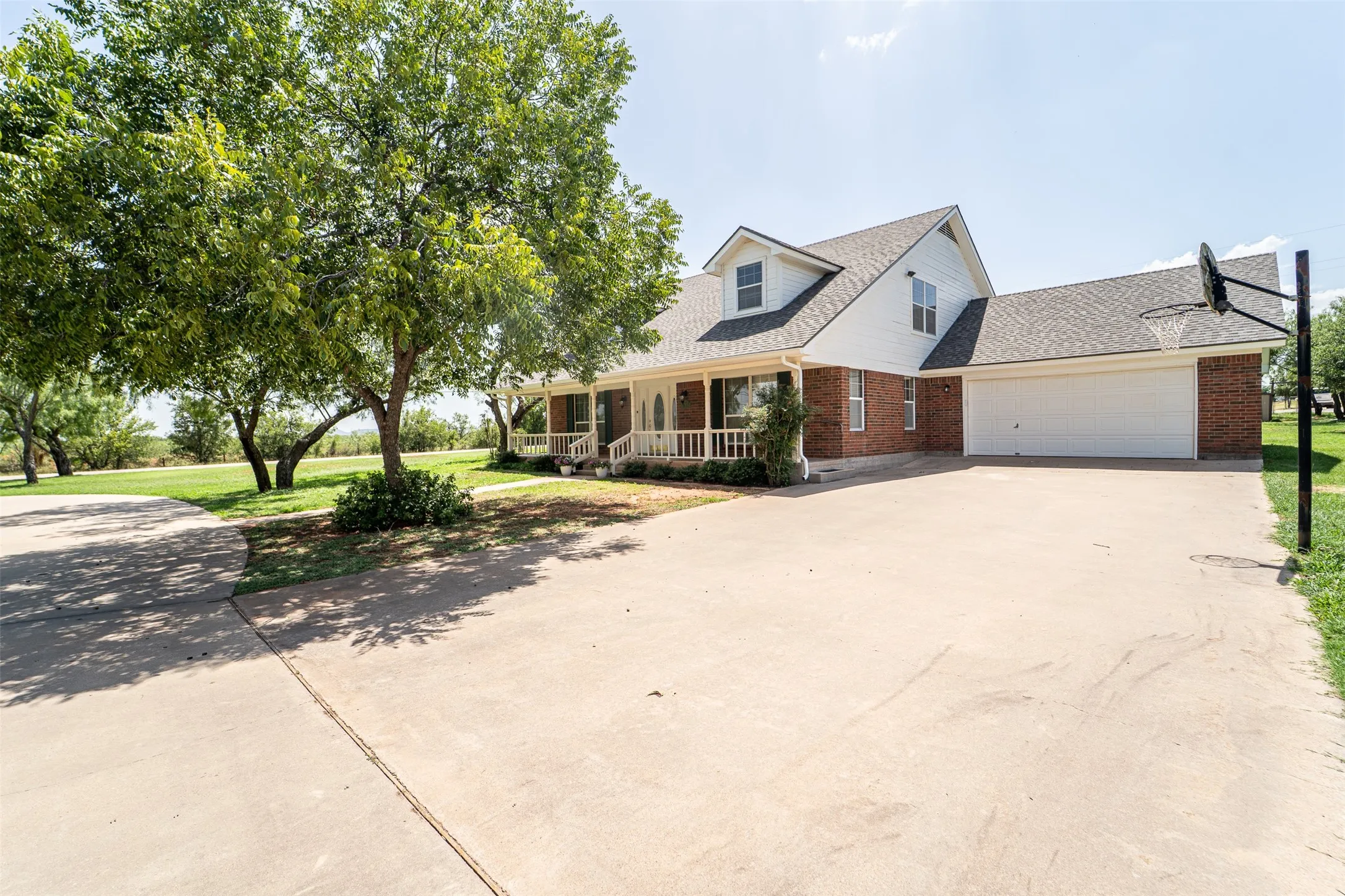 Single Family Residence For Sale in Taylor County , 102 Five Oaks Road, Abilene, Texas 79606, 3 Bedroom, 2 Bathroom, 2 Garage spaces, 2,576 Sqft, built in 1994, mls#21314305, Real Estate Agent in Abilene, Homes For Sale in Taylor county, Homes For Sale in Abilene, Realtor in Abilene Texas, Real Estate Brokerage Independent Realty Texas, Luminita Cordes Realtor