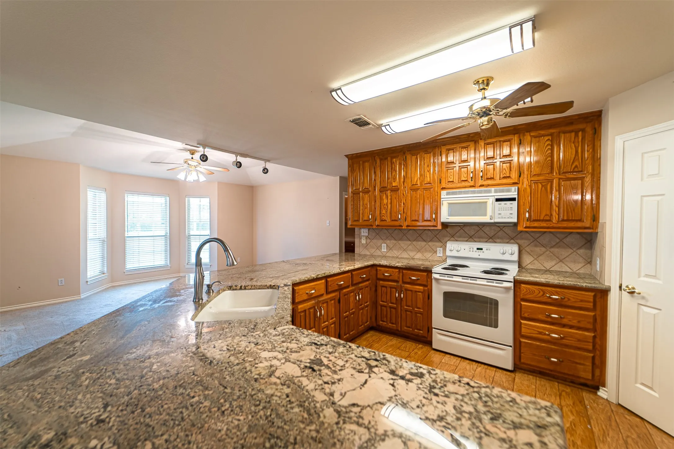 Single Family Residence For Sale in Taylor County , 102 Five Oaks Road, Abilene, Texas 79606, 3 Bedroom, 2 Bathroom, 2 Garage spaces, 2,576 Sqft, built in 1994, mls#21314305, Real Estate Agent in Abilene, Homes For Sale in Taylor county, Homes For Sale in Abilene, Realtor in Abilene Texas, Real Estate Brokerage Independent Realty Texas, Luminita Cordes Realtor