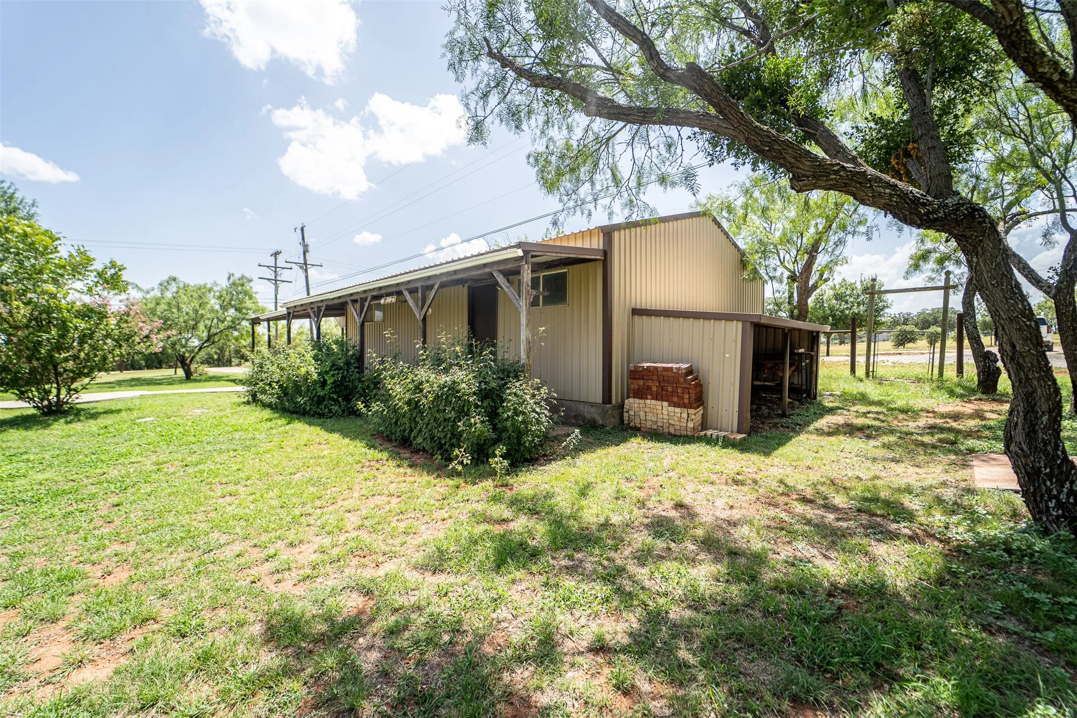 Single Family Residence For Sale in Taylor County , 102 Five Oaks Road, Abilene, Texas 79606, 3 Bedroom, 2 Bathroom, 2 Garage spaces, 2,576 Sqft, built in 1994, mls#21314305, Real Estate Agent in Abilene, Homes For Sale in Taylor county, Homes For Sale in Abilene, Realtor in Abilene Texas, Real Estate Brokerage Independent Realty Texas, Luminita Cordes Realtor