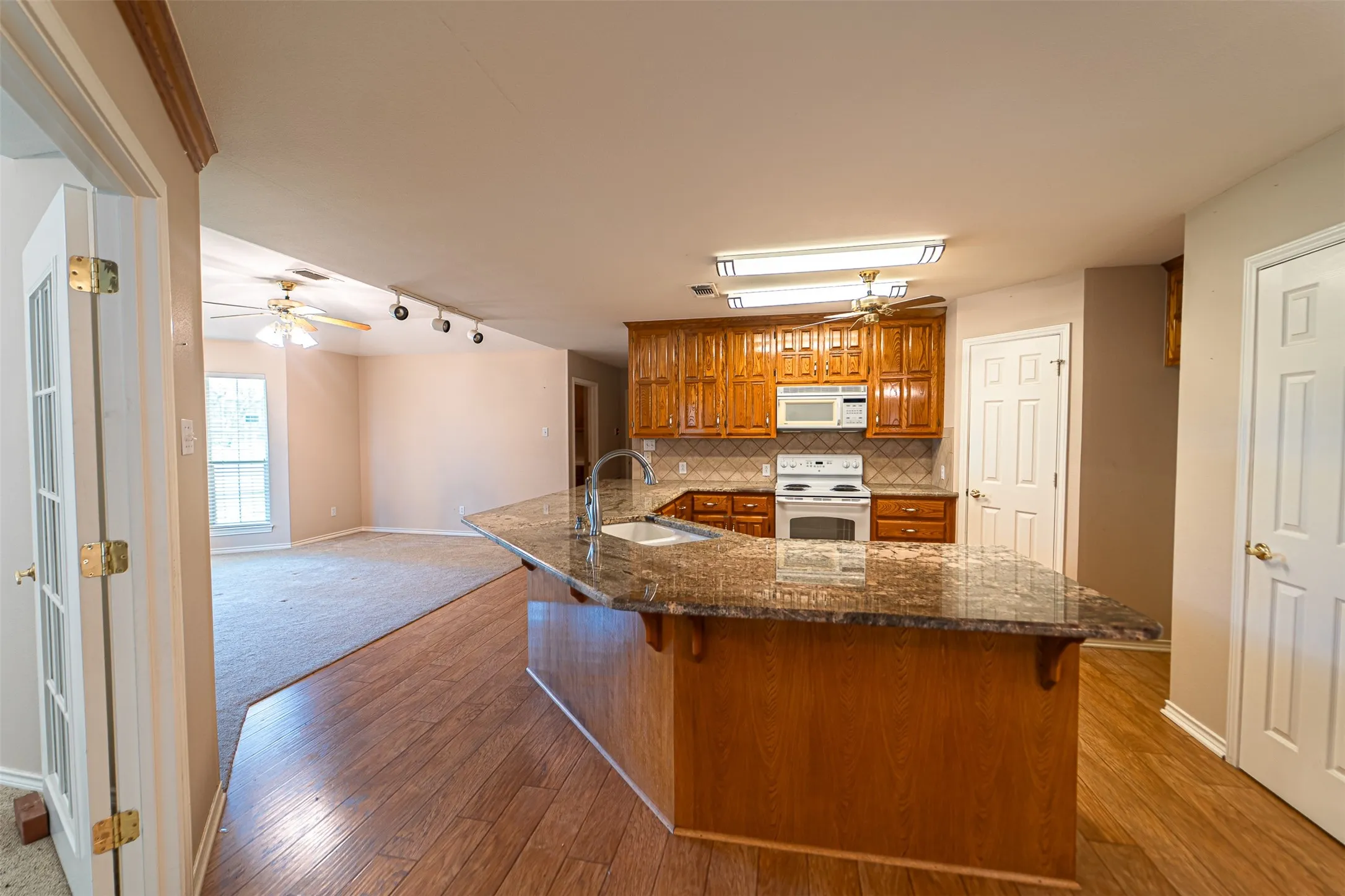 Single Family Residence For Sale in Taylor County , 102 Five Oaks Road, Abilene, Texas 79606, 3 Bedroom, 2 Bathroom, 2 Garage spaces, 2,576 Sqft, built in 1994, mls#21314305, Real Estate Agent in Abilene, Homes For Sale in Taylor county, Homes For Sale in Abilene, Realtor in Abilene Texas, Real Estate Brokerage Independent Realty Texas, Luminita Cordes Realtor