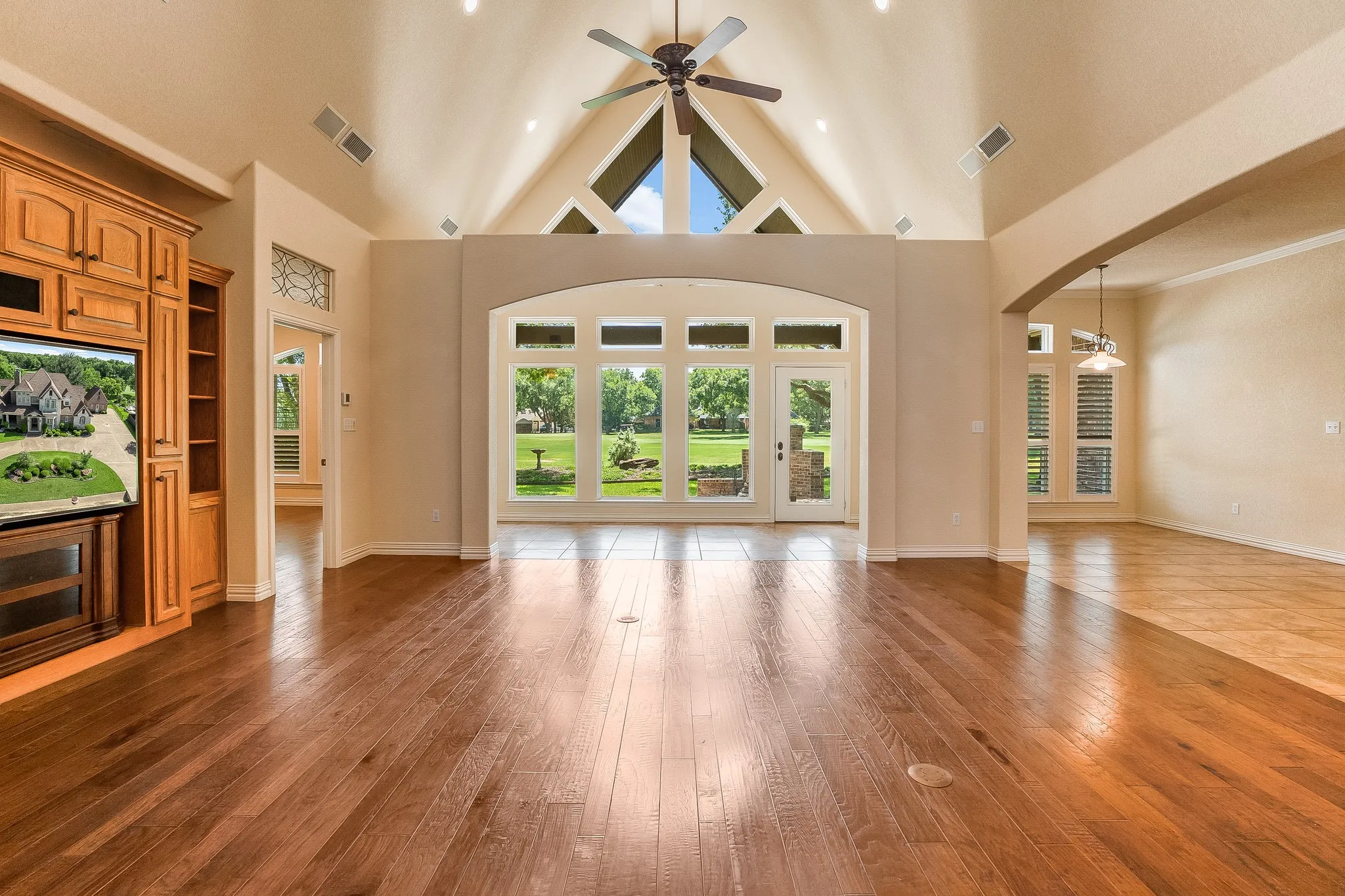 Single Family Residence For Sale in Hood County , 5809 Nutcracker Drive, Granbury, Texas 76049, 4 Bedroom, 4 Bathroom, 3 Garage spaces, 3,916 Sqft, built in 2001, mls#21335903, Real Estate Agent in Granbury, Homes For Sale in Hood county, Homes For Sale in Granbury, Realtor in Granbury Texas, Real Estate Brokerage Independent Realty Texas, Luminita Cordes Realtor