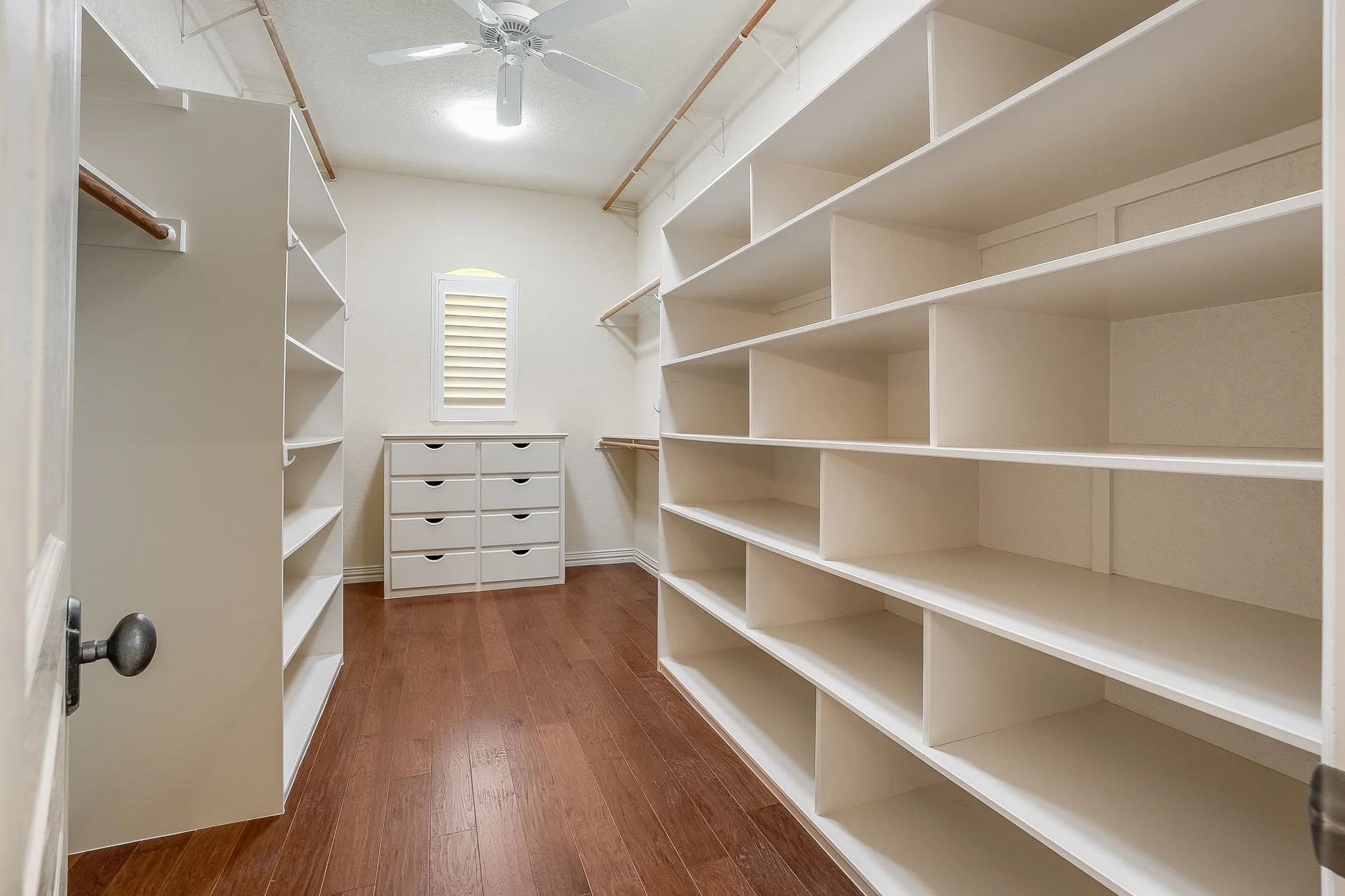 Single Family Residence For Sale in Hood County , 5809 Nutcracker Drive, Granbury, Texas 76049, 4 Bedroom, 4 Bathroom, 3 Garage spaces, 3,916 Sqft, built in 2001, mls#21335903, Real Estate Agent in Granbury, Homes For Sale in Hood county, Homes For Sale in Granbury, Realtor in Granbury Texas, Real Estate Brokerage Independent Realty Texas, Luminita Cordes Realtor