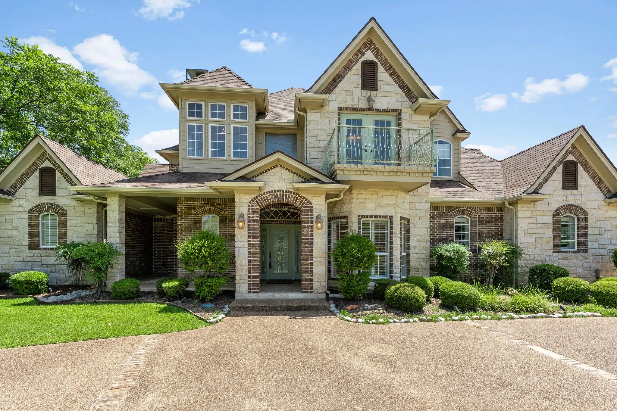 Single Family Residence For Sale in Hood County , 5809 Nutcracker Drive, Granbury, Texas 76049, 4 Bedroom, 4 Bathroom, 3 Garage spaces, 3,916 Sqft, built in 2001, mls#21335903, Real Estate Agent in Granbury, Homes For Sale in Hood county, Homes For Sale in Granbury, Realtor in Granbury Texas, Real Estate Brokerage Independent Realty Texas, Luminita Cordes Realtor