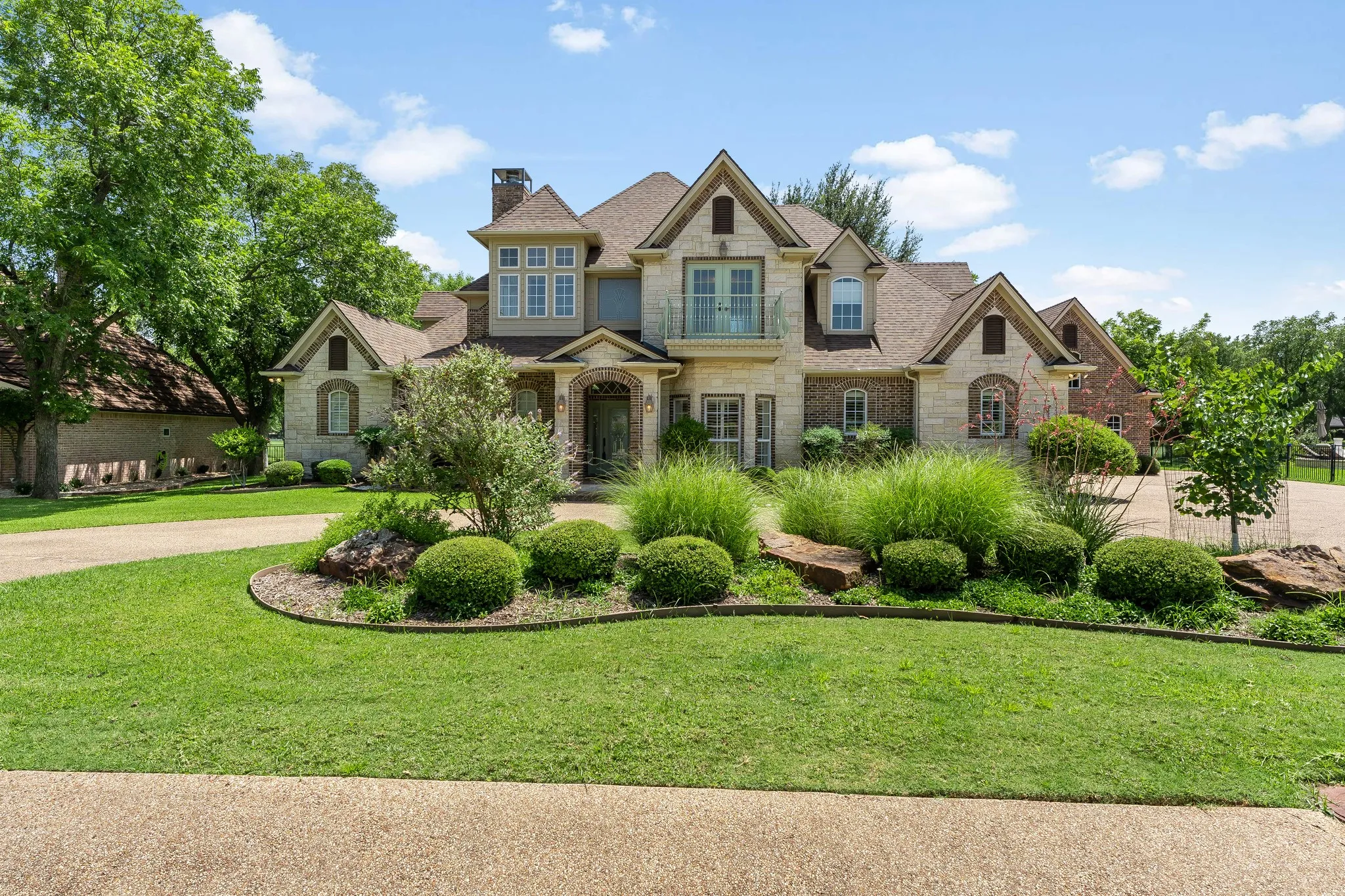 Single Family Residence For Sale in Hood County , 5809 Nutcracker Drive, Granbury, Texas 76049, 4 Bedroom, 4 Bathroom, 3 Garage spaces, 3,916 Sqft, built in 2001, mls#21335903, Real Estate Agent in Granbury, Homes For Sale in Hood county, Homes For Sale in Granbury, Realtor in Granbury Texas, Real Estate Brokerage Independent Realty Texas, Luminita Cordes Realtor