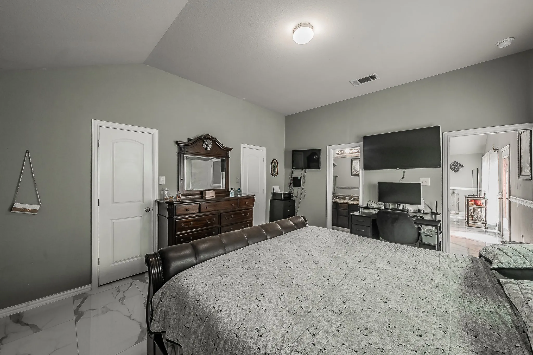 Single Family Residence For Sale in Tarrant County , 1240 Camden Yard Drive, Fort Worth, Texas 76028, 4 Bedroom, 2 Bathroom, 2 Garage spaces, 1,887 Sqft, built in 2011, mls#21337058, Real Estate Agent in Fort Worth, Homes For Sale in Tarrant county, Homes For Sale in Fort Worth, Realtor in Fort Worth Texas, Real Estate Brokerage Independent Realty Texas, Luminita Cordes Realtor