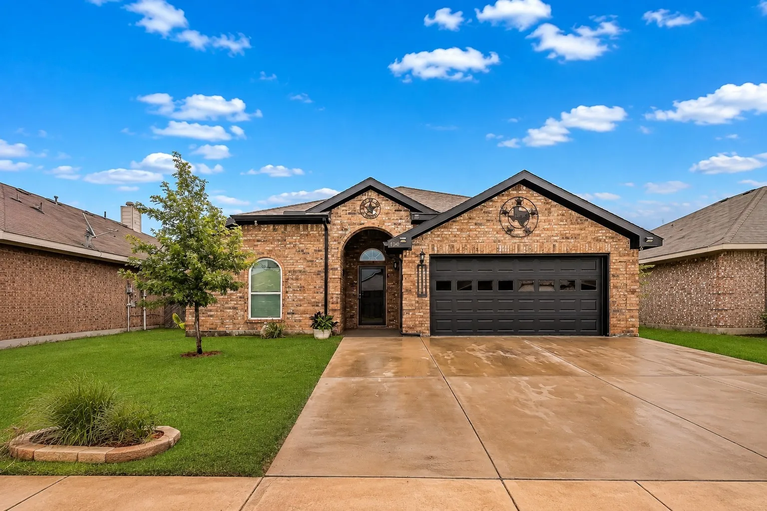 Single Family Residence For Sale in Tarrant County , 1240 Camden Yard Drive, Fort Worth, Texas 76028, 4 Bedroom, 2 Bathroom, 2 Garage spaces, 1,887 Sqft, built in 2011, mls#21337058, Real Estate Agent in Fort Worth, Homes For Sale in Tarrant county, Homes For Sale in Fort Worth, Realtor in Fort Worth Texas, Real Estate Brokerage Independent Realty Texas, Luminita Cordes Realtor