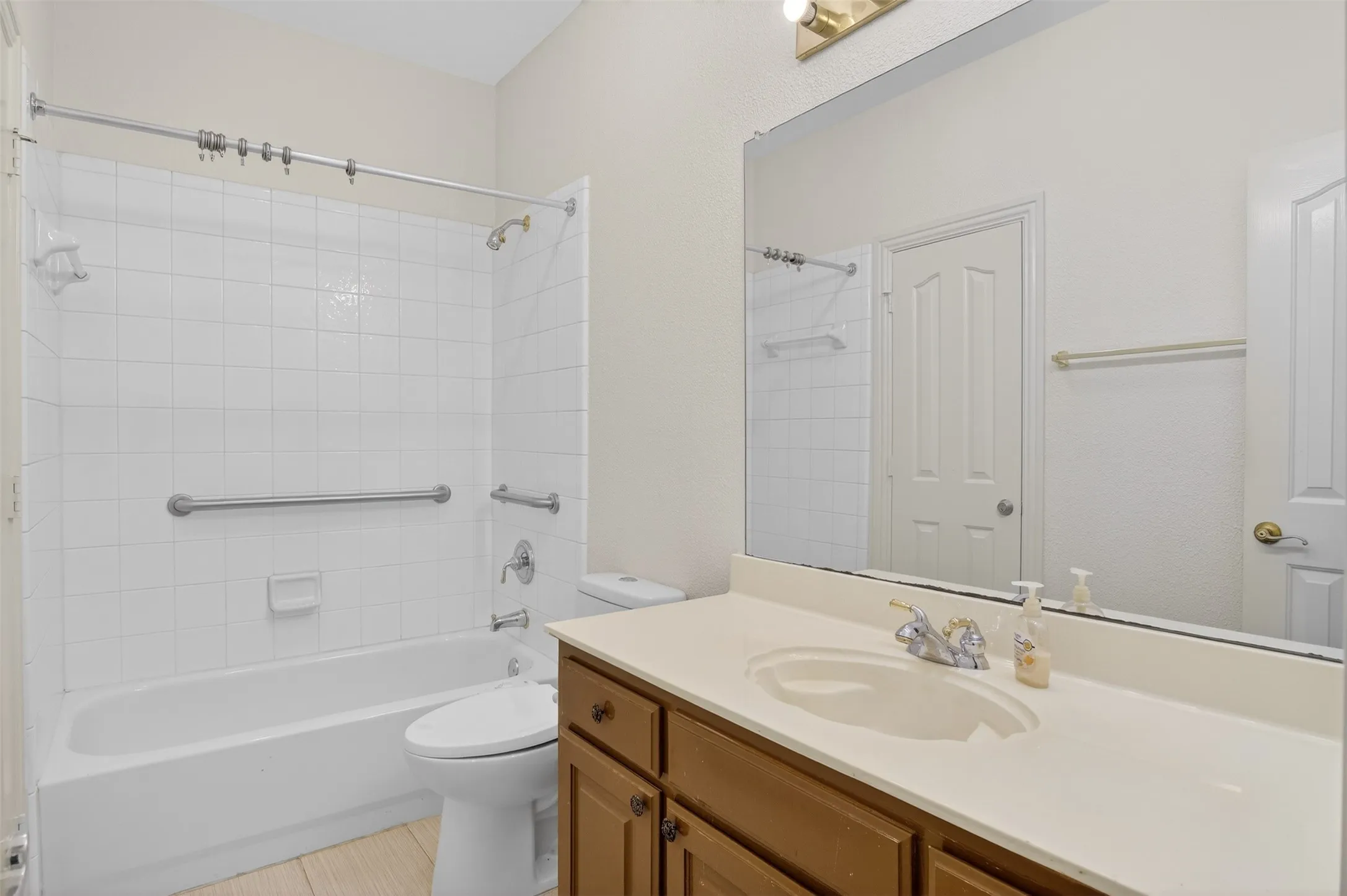 Down stair bath - Grab bars
