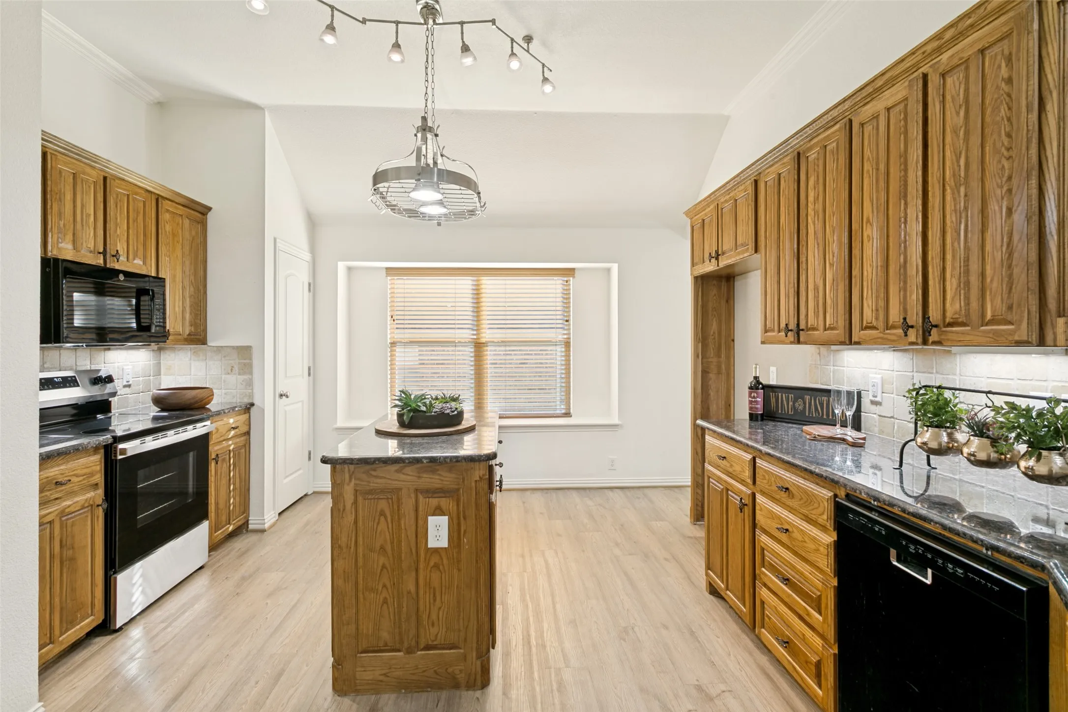 Single Family Residence For Sale in Parker County , 368 Lockwood Lane, Weatherford, Texas 76087, 3 Bedroom, 2 Bathroom, 2 Garage spaces, 2,560 Sqft, built in 2007, mls#21343573, Real Estate Agent in Weatherford, Homes For Sale in Parker county, Homes For Sale in Weatherford, Realtor in Weatherford Texas, Real Estate Brokerage Independent Realty Texas, Luminita Cordes Realtor