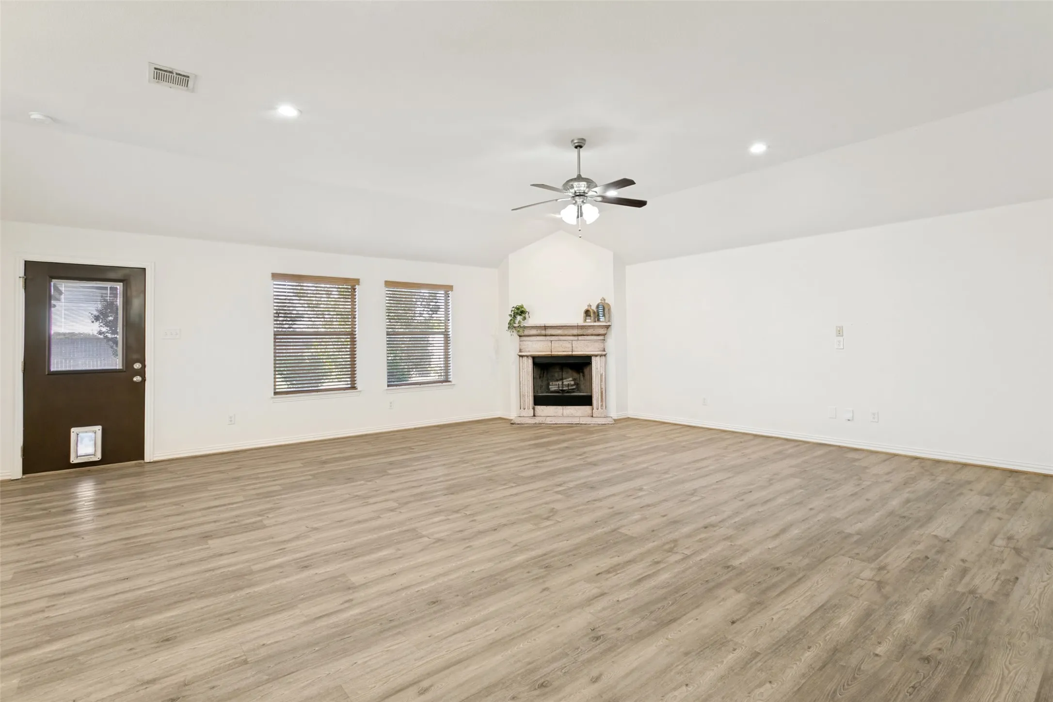 Single Family Residence For Sale in Parker County , 368 Lockwood Lane, Weatherford, Texas 76087, 3 Bedroom, 2 Bathroom, 2 Garage spaces, 2,560 Sqft, built in 2007, mls#21343573, Real Estate Agent in Weatherford, Homes For Sale in Parker county, Homes For Sale in Weatherford, Realtor in Weatherford Texas, Real Estate Brokerage Independent Realty Texas, Luminita Cordes Realtor