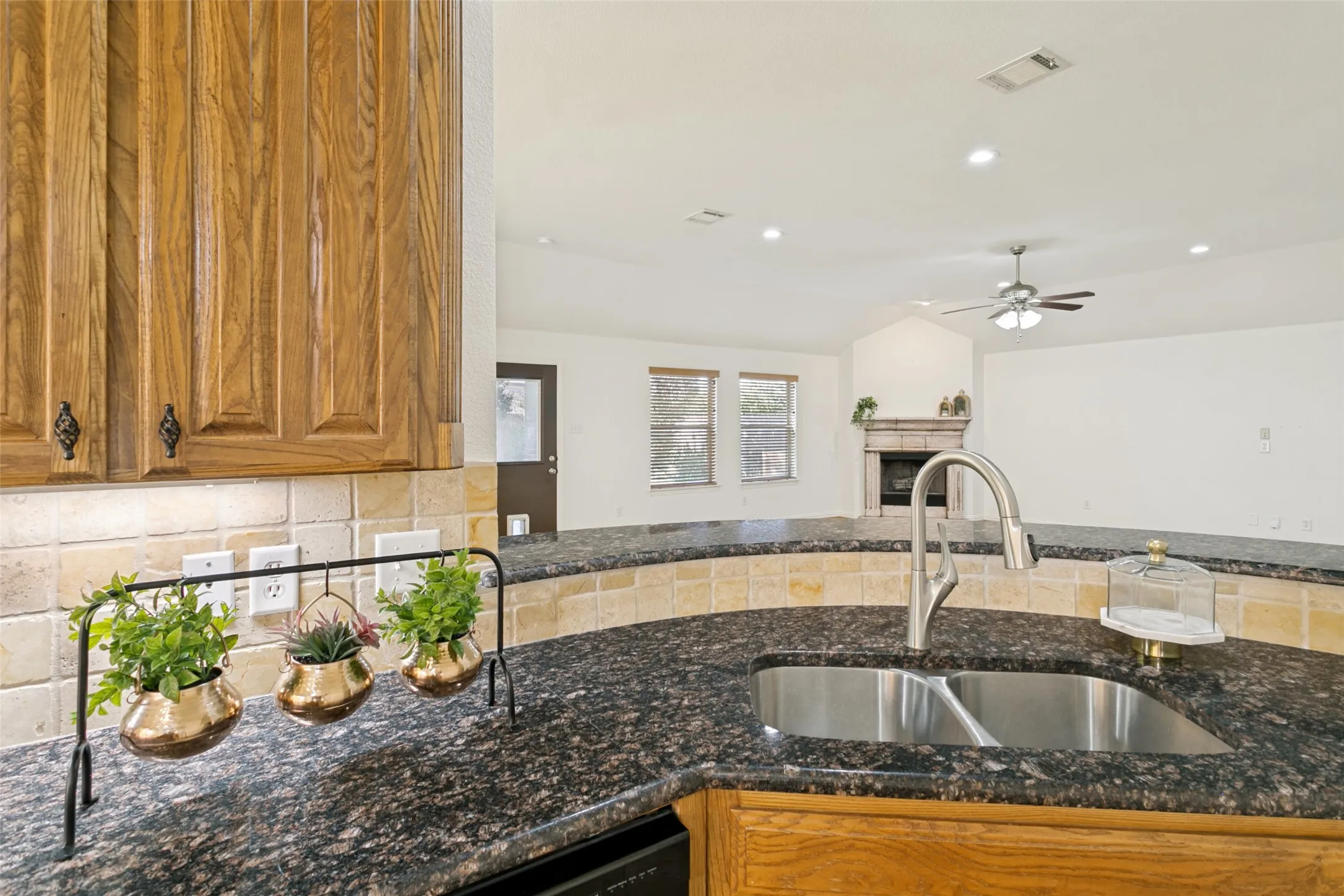 Single Family Residence For Sale in Parker County , 368 Lockwood Lane, Weatherford, Texas 76087, 3 Bedroom, 2 Bathroom, 2 Garage spaces, 2,560 Sqft, built in 2007, mls#21343573, Real Estate Agent in Weatherford, Homes For Sale in Parker county, Homes For Sale in Weatherford, Realtor in Weatherford Texas, Real Estate Brokerage Independent Realty Texas, Luminita Cordes Realtor