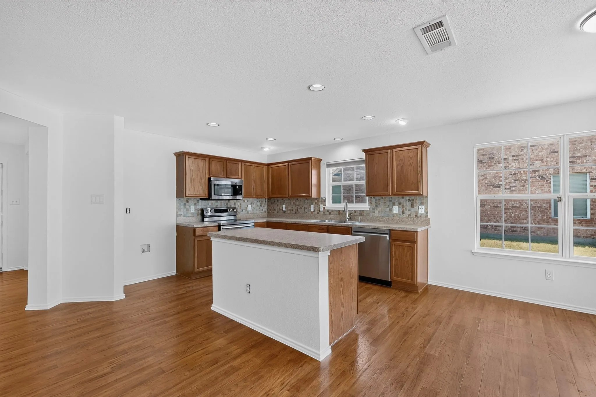 Single Family Residence For Sale in Ellis County , 109 Harvest Hill Lane, Red Oak, Texas 75154, 3 Bedroom, 2 Bathroom, 2 Garage spaces, 1,982 Sqft, built in 2005, mls#21343073, Real Estate Agent in Red Oak, Homes For Sale in Ellis county, Homes For Sale in Red Oak, Realtor in Red Oak Texas, Real Estate Brokerage Independent Realty Texas, Luminita Cordes Realtor