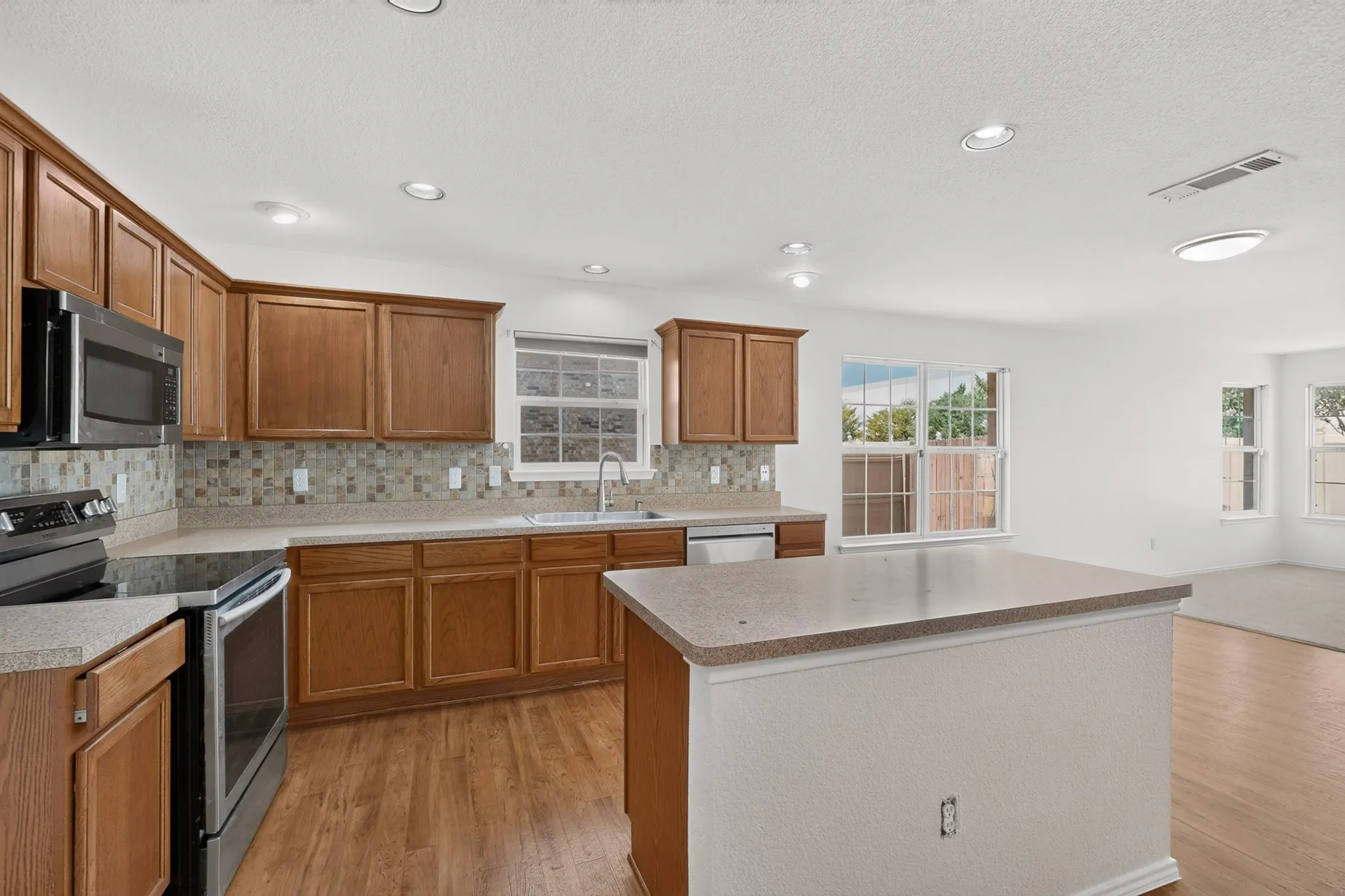 Single Family Residence For Sale in Ellis County , 109 Harvest Hill Lane, Red Oak, Texas 75154, 3 Bedroom, 2 Bathroom, 2 Garage spaces, 1,982 Sqft, built in 2005, mls#21343073, Real Estate Agent in Red Oak, Homes For Sale in Ellis county, Homes For Sale in Red Oak, Realtor in Red Oak Texas, Real Estate Brokerage Independent Realty Texas, Luminita Cordes Realtor