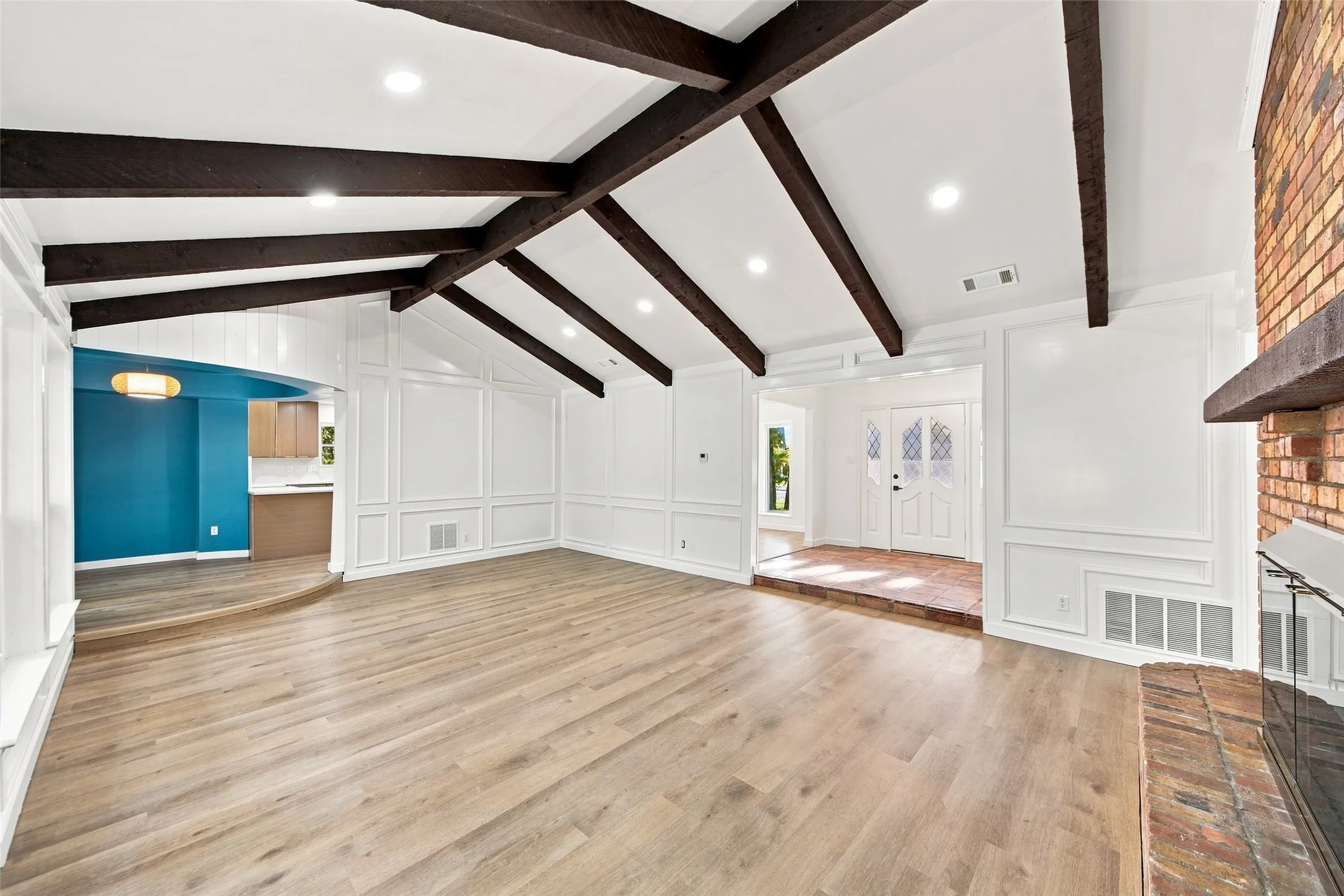 Single Family Residence For Sale in Dallas County , 1409 Colony Drive, Irving, Texas 75061, 4 Bedroom, 3 Bathroom, 2 Garage spaces, 3,818 Sqft, built in 1974, mls#21343753, Real Estate Agent in Irving, Homes For Sale in Dallas county, Homes For Sale in Irving, Realtor in Irving Texas, Real Estate Brokerage Independent Realty Texas, Luminita Cordes Realtor