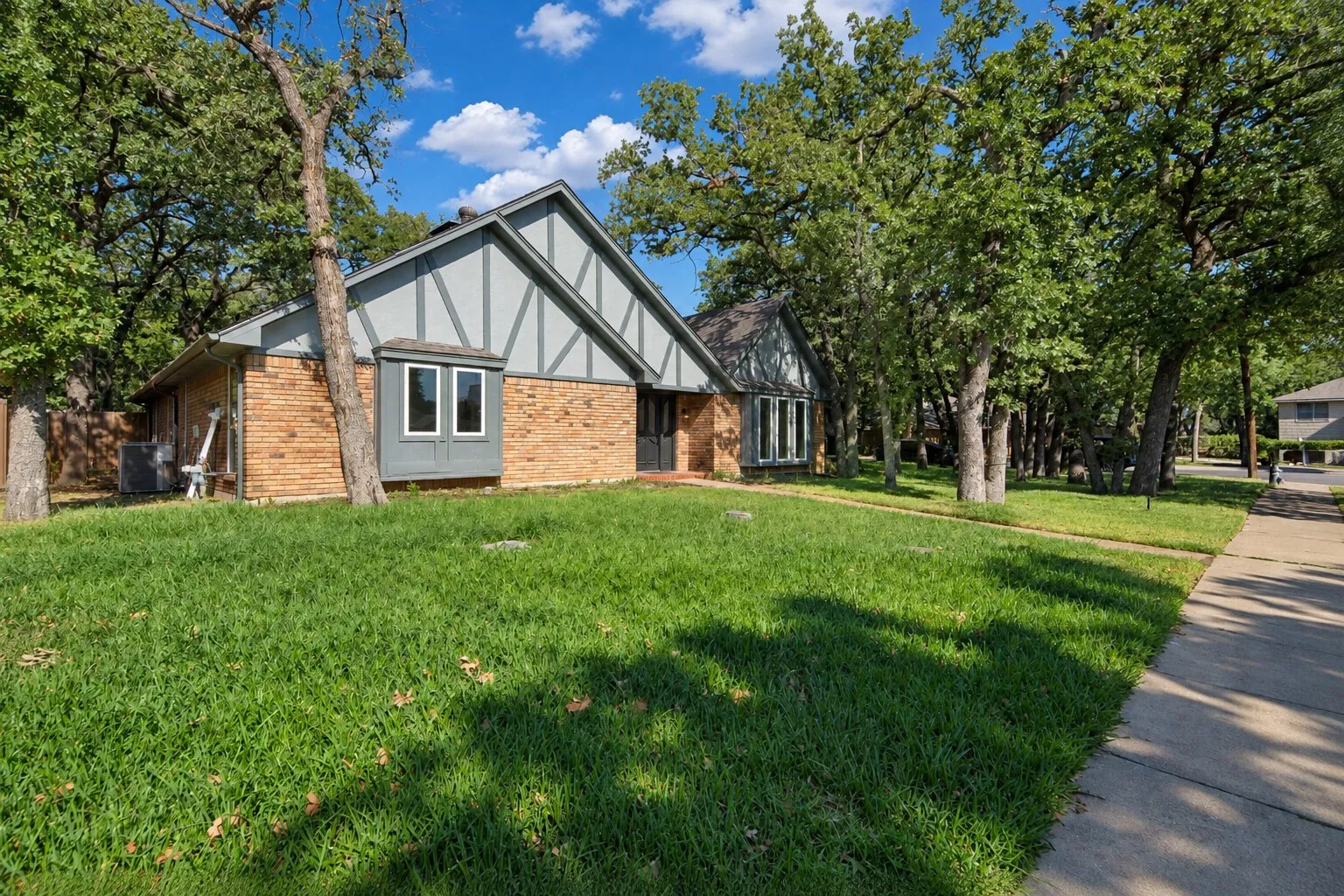 Single Family Residence For Sale in Dallas County , 1409 Colony Drive, Irving, Texas 75061, 4 Bedroom, 3 Bathroom, 2 Garage spaces, 3,818 Sqft, built in 1974, mls#21343753, Real Estate Agent in Irving, Homes For Sale in Dallas county, Homes For Sale in Irving, Realtor in Irving Texas, Real Estate Brokerage Independent Realty Texas, Luminita Cordes Realtor
