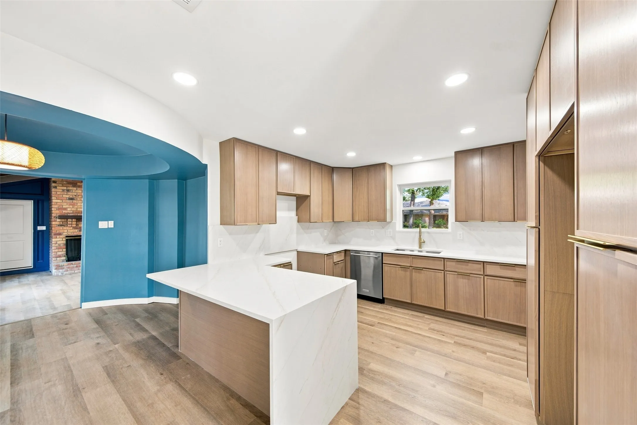 Single Family Residence For Sale in Dallas County , 1409 Colony Drive, Irving, Texas 75061, 4 Bedroom, 3 Bathroom, 2 Garage spaces, 3,818 Sqft, built in 1974, mls#21343753, Real Estate Agent in Irving, Homes For Sale in Dallas county, Homes For Sale in Irving, Realtor in Irving Texas, Real Estate Brokerage Independent Realty Texas, Luminita Cordes Realtor
