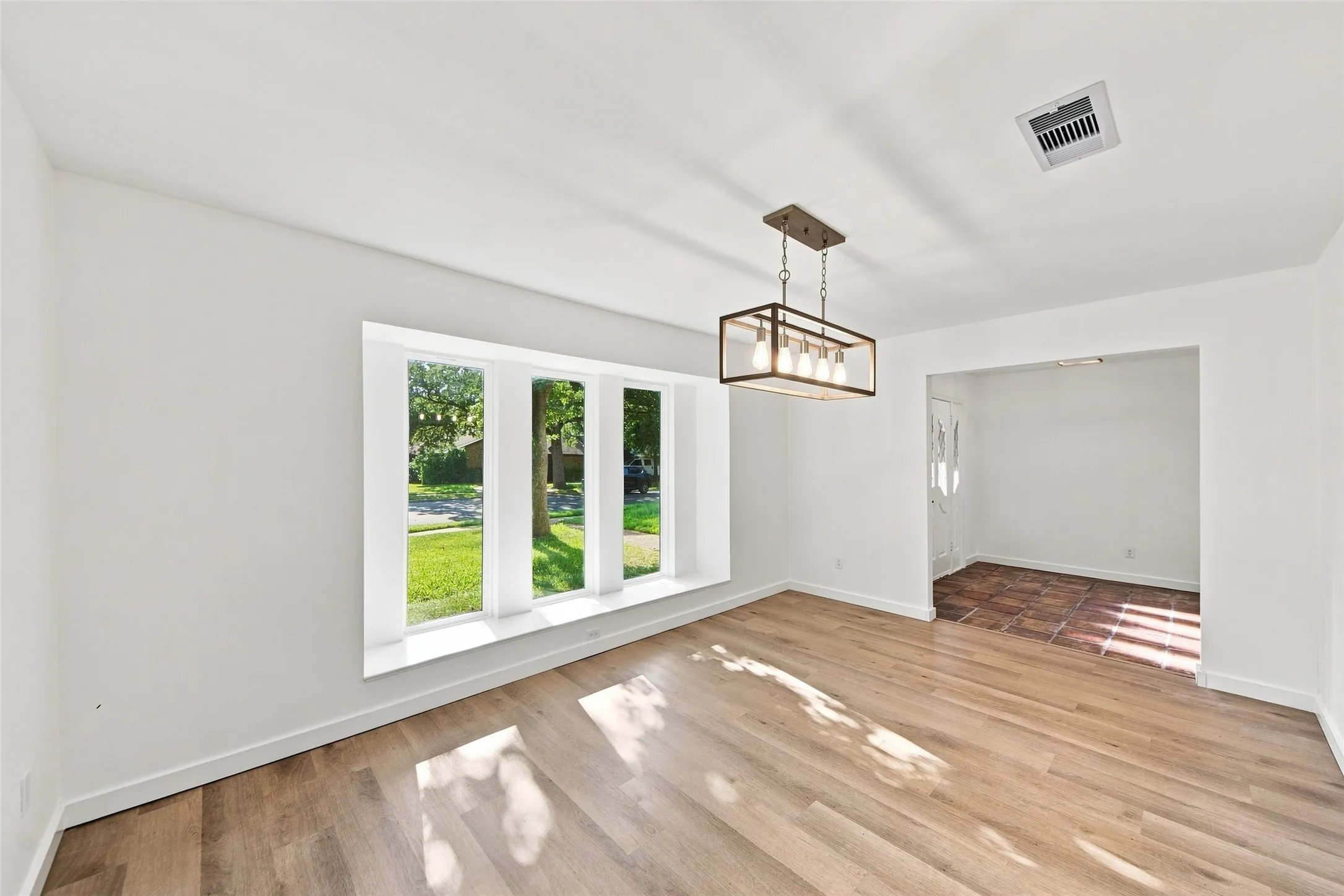 Single Family Residence For Sale in Dallas County , 1409 Colony Drive, Irving, Texas 75061, 4 Bedroom, 3 Bathroom, 2 Garage spaces, 3,818 Sqft, built in 1974, mls#21343753, Real Estate Agent in Irving, Homes For Sale in Dallas county, Homes For Sale in Irving, Realtor in Irving Texas, Real Estate Brokerage Independent Realty Texas, Luminita Cordes Realtor