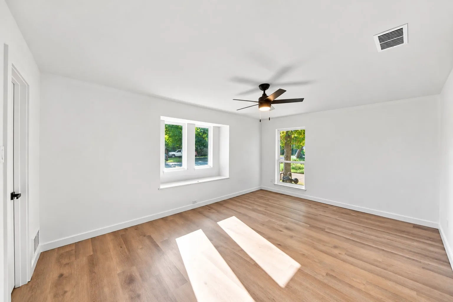 Single Family Residence For Sale in Dallas County , 1409 Colony Drive, Irving, Texas 75061, 4 Bedroom, 3 Bathroom, 2 Garage spaces, 3,818 Sqft, built in 1974, mls#21343753, Real Estate Agent in Irving, Homes For Sale in Dallas county, Homes For Sale in Irving, Realtor in Irving Texas, Real Estate Brokerage Independent Realty Texas, Luminita Cordes Realtor