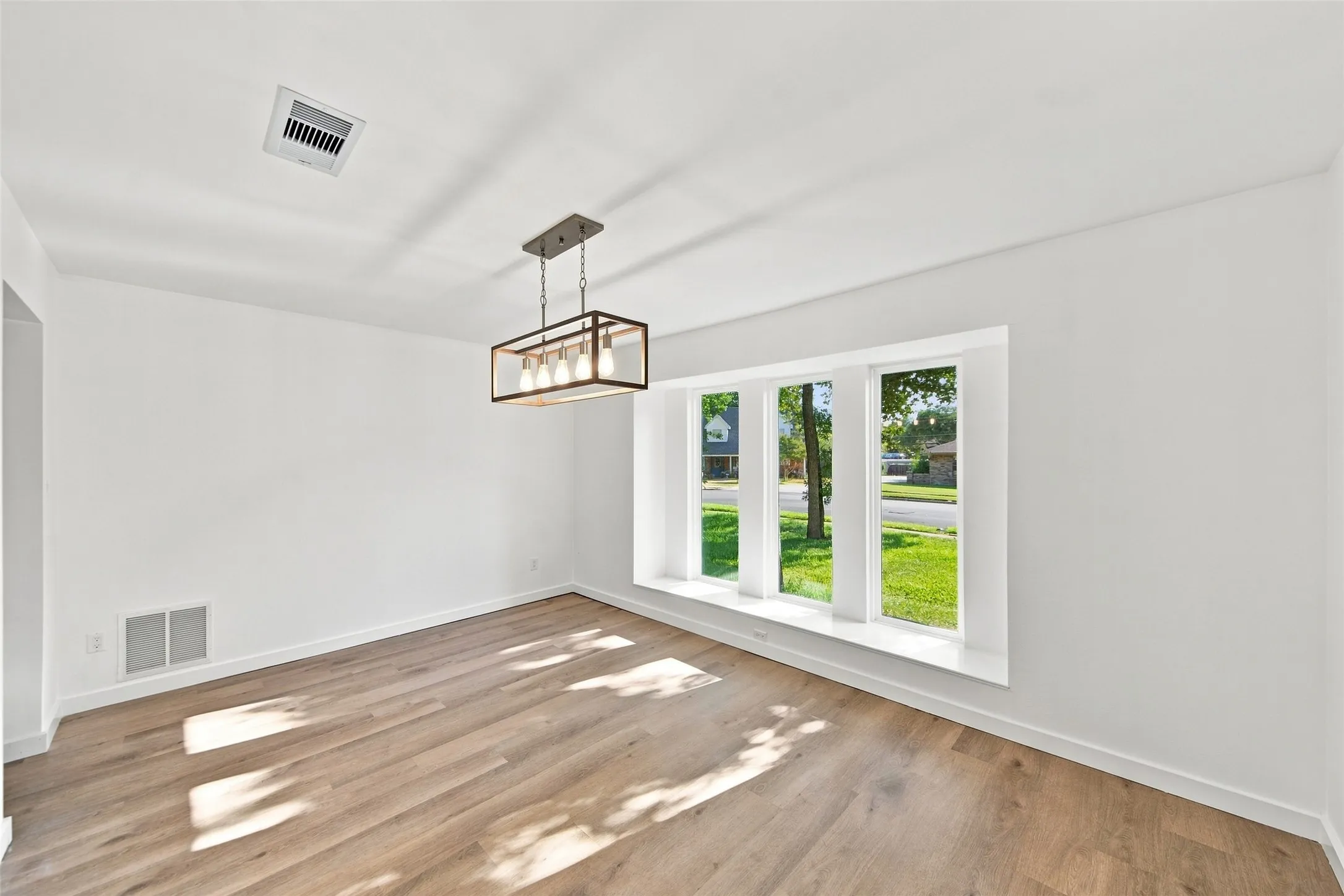 Single Family Residence For Sale in Dallas County , 1409 Colony Drive, Irving, Texas 75061, 4 Bedroom, 3 Bathroom, 2 Garage spaces, 3,818 Sqft, built in 1974, mls#21343753, Real Estate Agent in Irving, Homes For Sale in Dallas county, Homes For Sale in Irving, Realtor in Irving Texas, Real Estate Brokerage Independent Realty Texas, Luminita Cordes Realtor