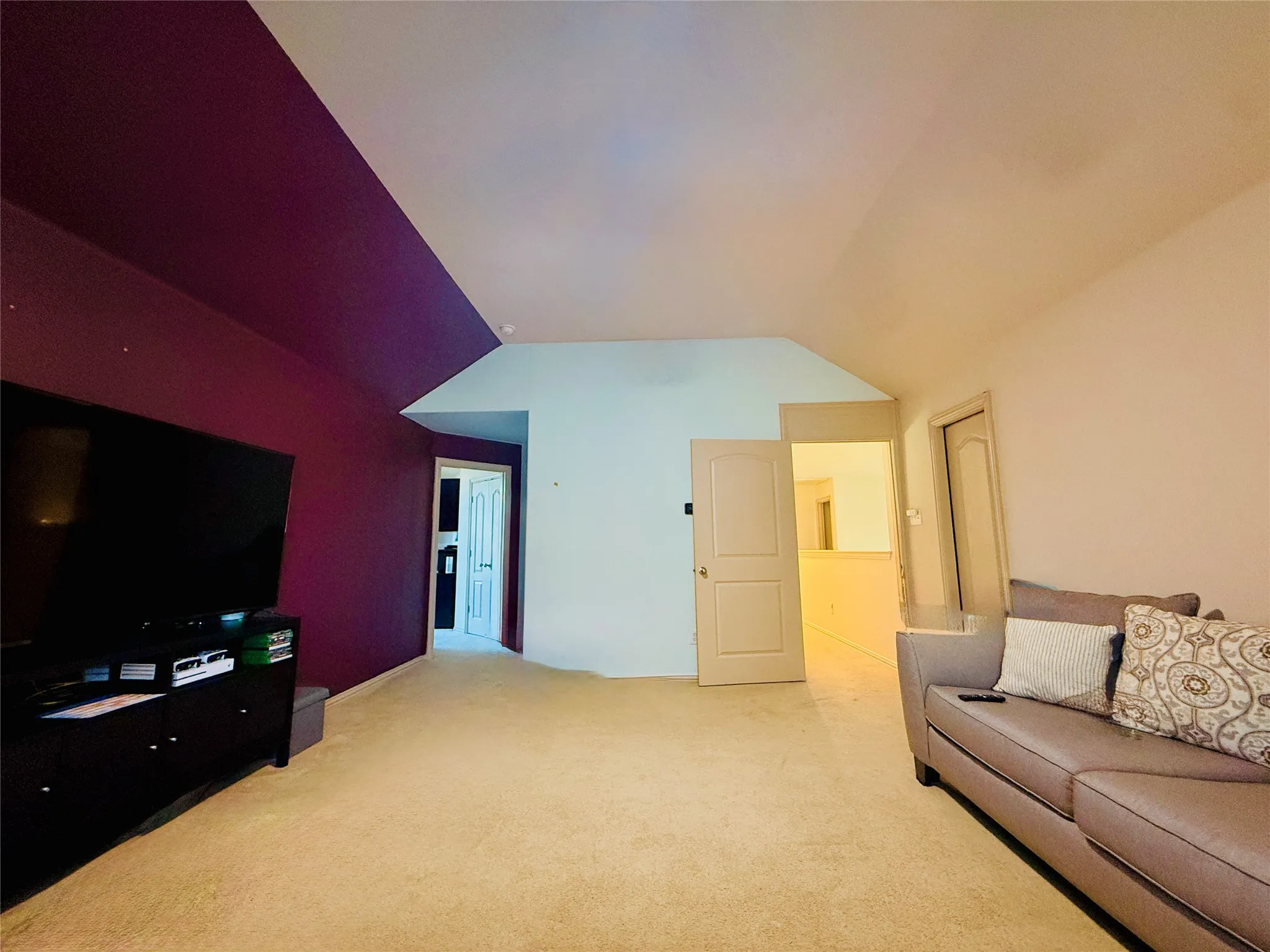 Massive bonus room ***
