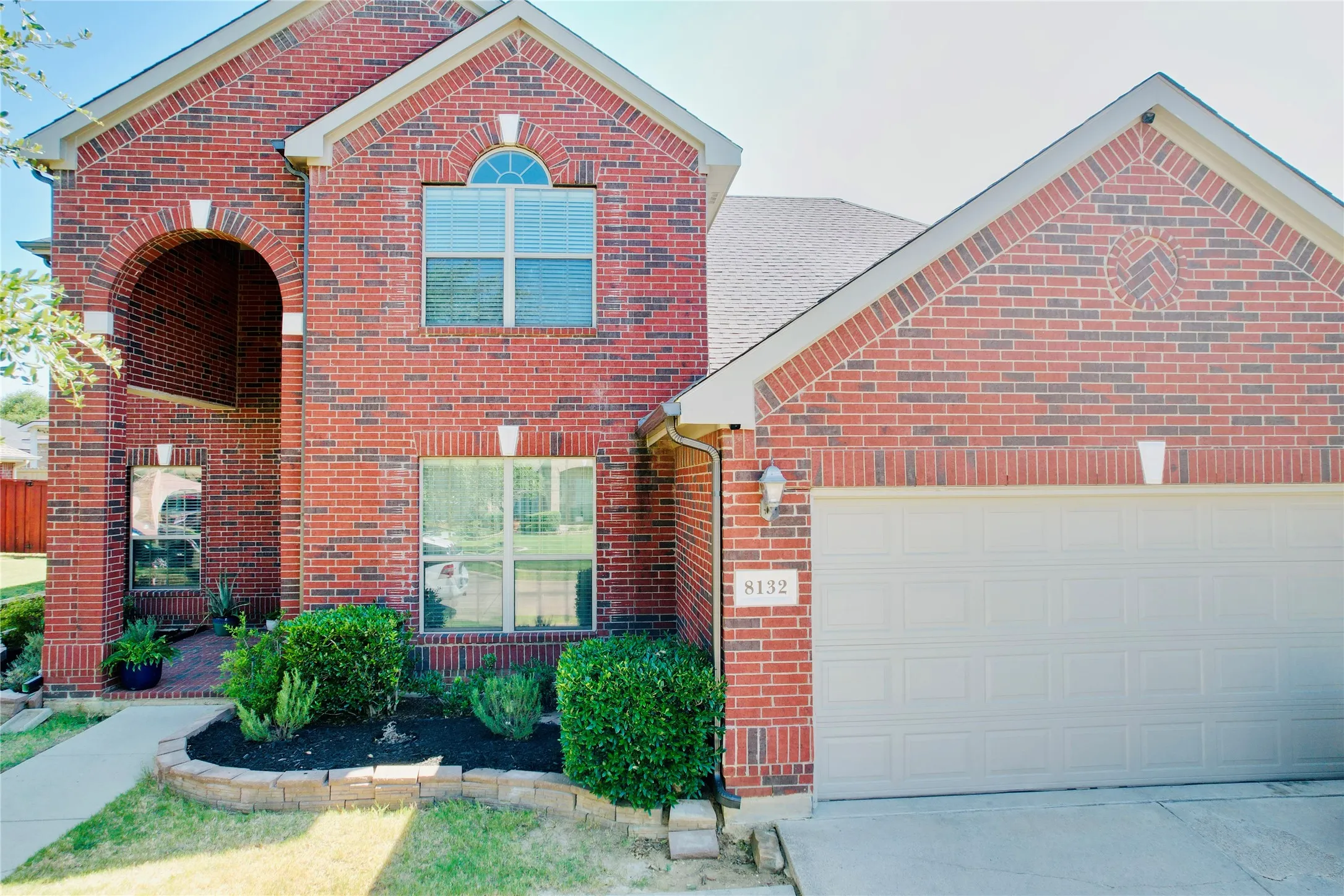 Single Family Residence For Sale in Tarrant County , 8132 Guadalupe Road, Arlington, Texas 76002, 4 Bedroom, 3 Bathroom, 2 Garage spaces, 3,134 Sqft, built in 2010, mls#21338664, Real Estate Agent in Arlington, Homes For Sale in Tarrant county, Homes For Sale in Arlington, Realtor in Arlington Texas, Real Estate Brokerage Independent Realty Texas, Luminita Cordes Realtor