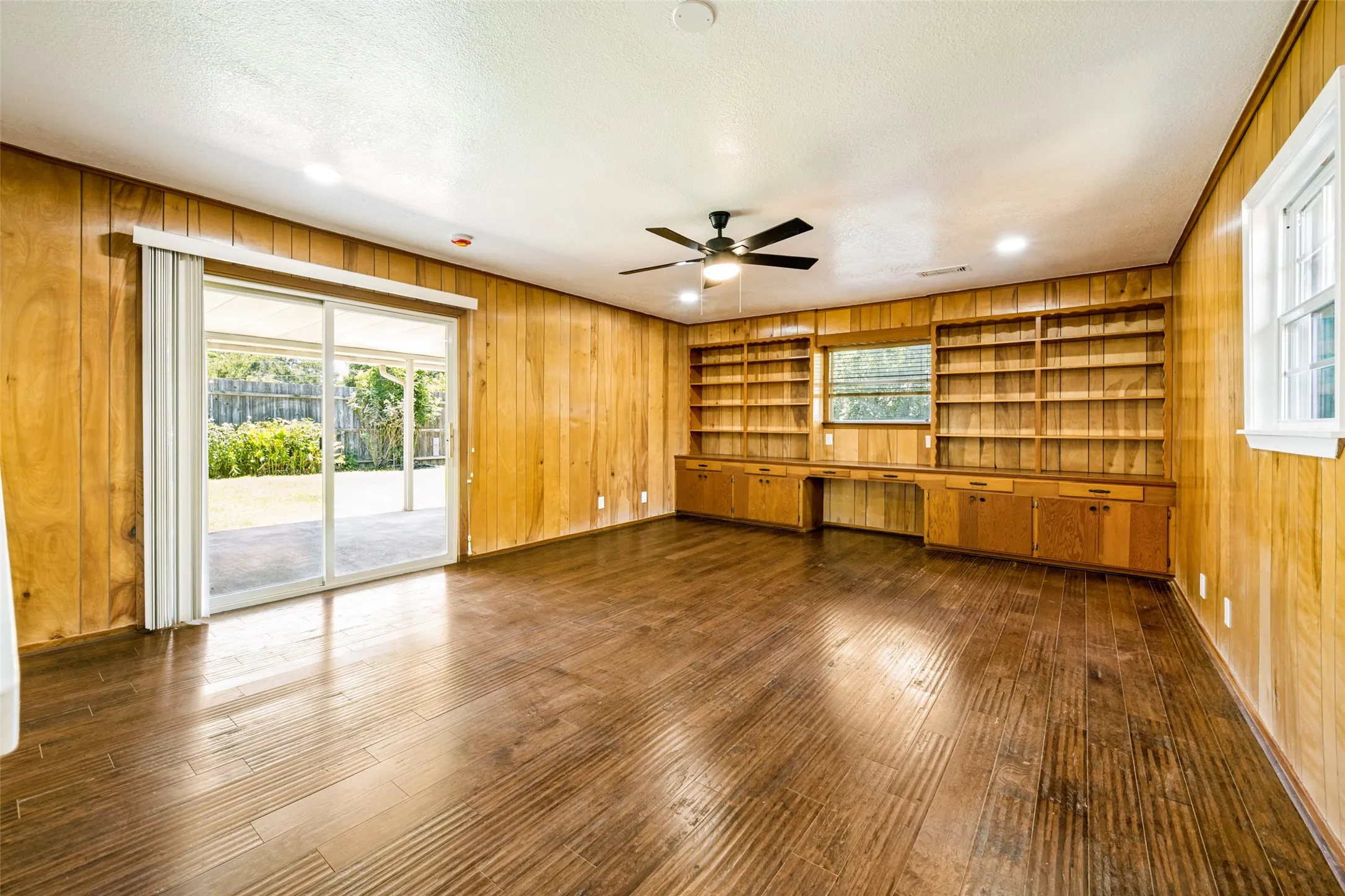 Single Family Residence For Sale in Tarrant County , 613 Whitener Road, Euless, Texas 76040, 3 Bedroom, 2 Bathroom, 2 Garage spaces, 1,396 Sqft, built in 1962, mls#21343782, Real Estate Agent in Euless, Homes For Sale in Tarrant county, Homes For Sale in Euless, Realtor in Euless Texas, Real Estate Brokerage Independent Realty Texas, Luminita Cordes Realtor