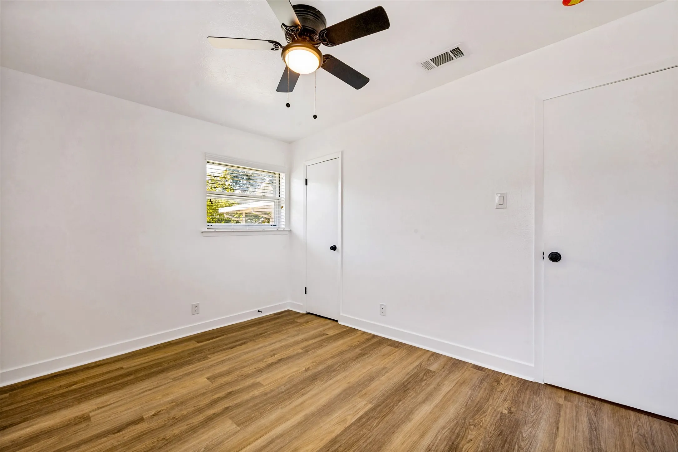 Single Family Residence For Sale in Tarrant County , 613 Whitener Road, Euless, Texas 76040, 3 Bedroom, 2 Bathroom, 2 Garage spaces, 1,396 Sqft, built in 1962, mls#21343782, Real Estate Agent in Euless, Homes For Sale in Tarrant county, Homes For Sale in Euless, Realtor in Euless Texas, Real Estate Brokerage Independent Realty Texas, Luminita Cordes Realtor