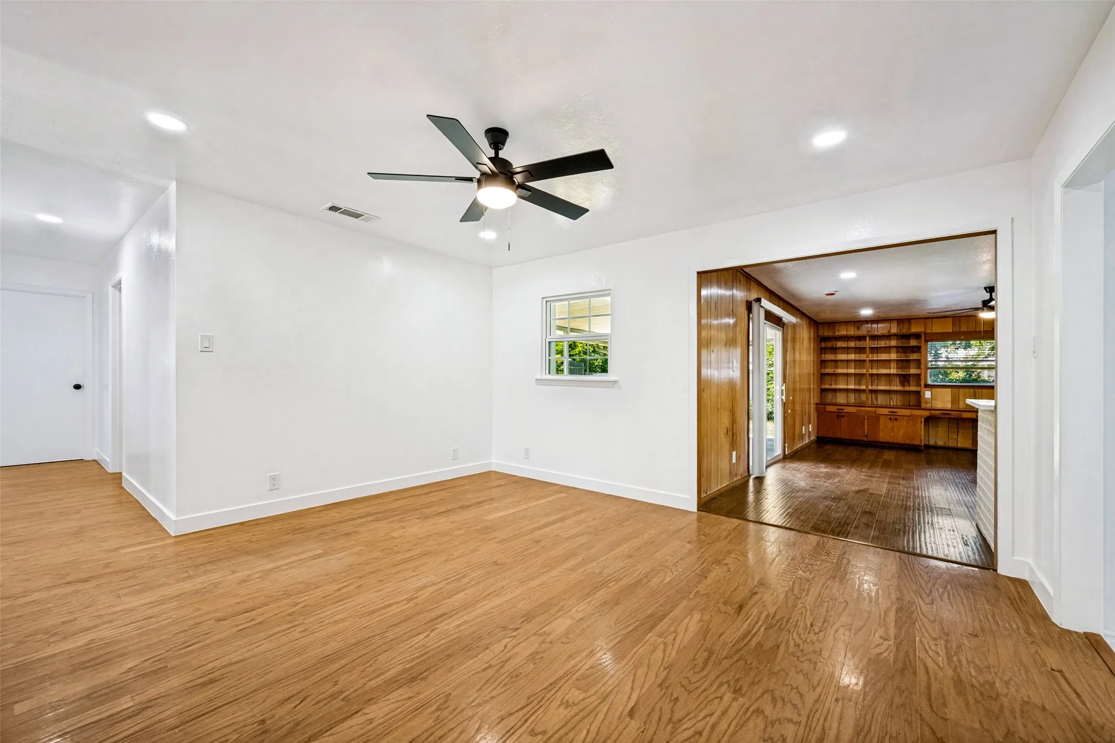 Single Family Residence For Sale in Tarrant County , 613 Whitener Road, Euless, Texas 76040, 3 Bedroom, 2 Bathroom, 2 Garage spaces, 1,396 Sqft, built in 1962, mls#21343782, Real Estate Agent in Euless, Homes For Sale in Tarrant county, Homes For Sale in Euless, Realtor in Euless Texas, Real Estate Brokerage Independent Realty Texas, Luminita Cordes Realtor