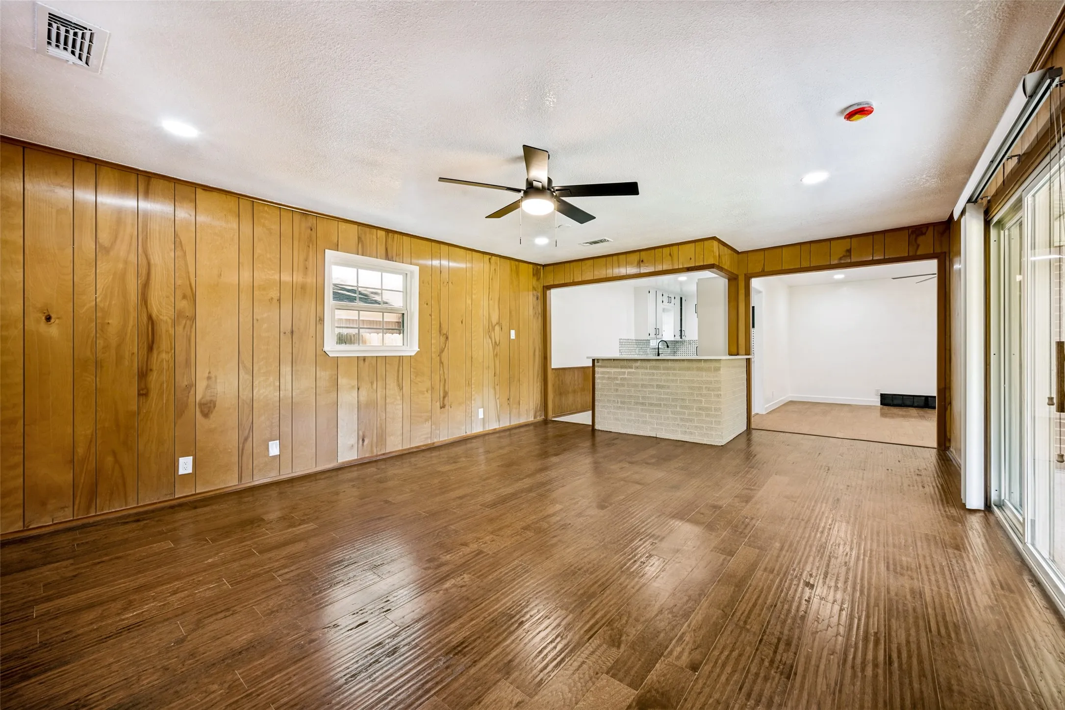 Single Family Residence For Sale in Tarrant County , 613 Whitener Road, Euless, Texas 76040, 3 Bedroom, 2 Bathroom, 2 Garage spaces, 1,396 Sqft, built in 1962, mls#21343782, Real Estate Agent in Euless, Homes For Sale in Tarrant county, Homes For Sale in Euless, Realtor in Euless Texas, Real Estate Brokerage Independent Realty Texas, Luminita Cordes Realtor