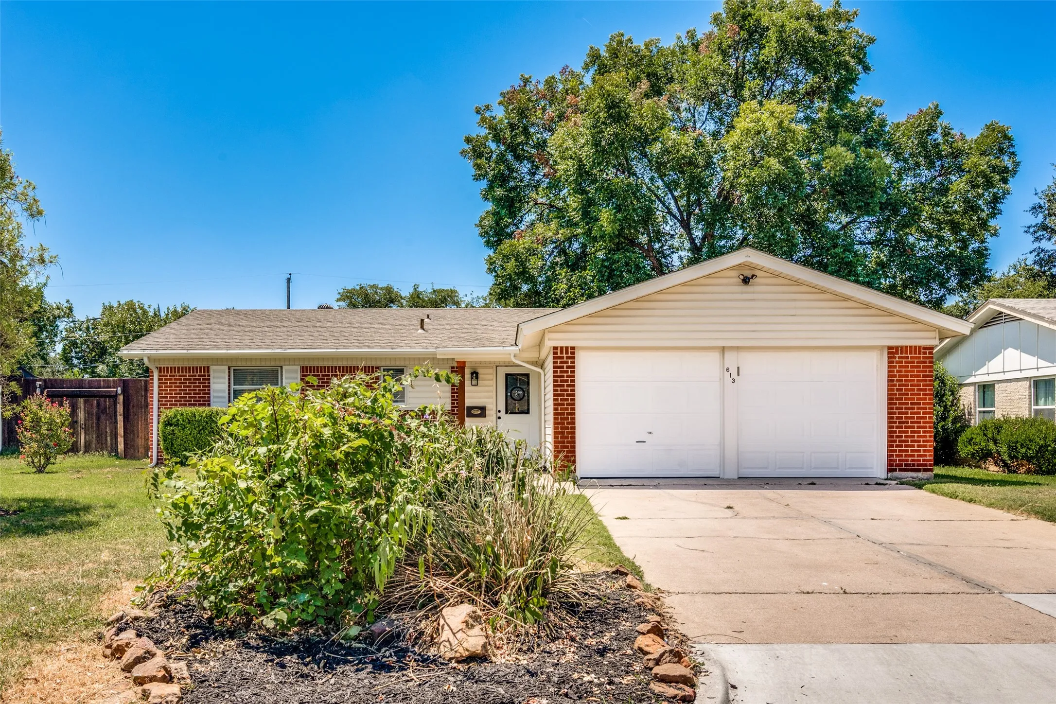 Single Family Residence For Sale in Tarrant County , 613 Whitener Road, Euless, Texas 76040, 3 Bedroom, 2 Bathroom, 2 Garage spaces, 1,396 Sqft, built in 1962, mls#21343782, Real Estate Agent in Euless, Homes For Sale in Tarrant county, Homes For Sale in Euless, Realtor in Euless Texas, Real Estate Brokerage Independent Realty Texas, Luminita Cordes Realtor