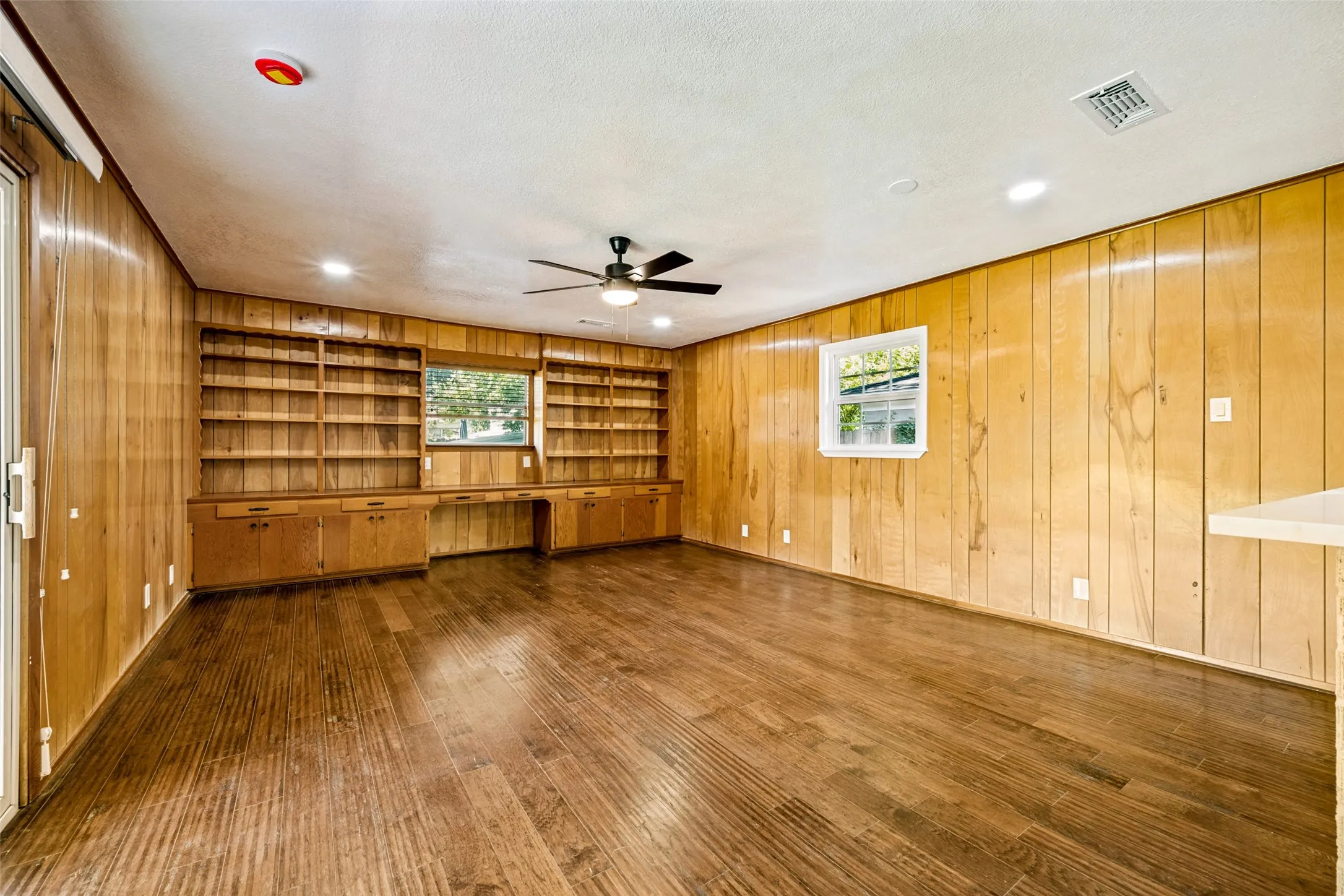 Single Family Residence For Sale in Tarrant County , 613 Whitener Road, Euless, Texas 76040, 3 Bedroom, 2 Bathroom, 2 Garage spaces, 1,396 Sqft, built in 1962, mls#21343782, Real Estate Agent in Euless, Homes For Sale in Tarrant county, Homes For Sale in Euless, Realtor in Euless Texas, Real Estate Brokerage Independent Realty Texas, Luminita Cordes Realtor